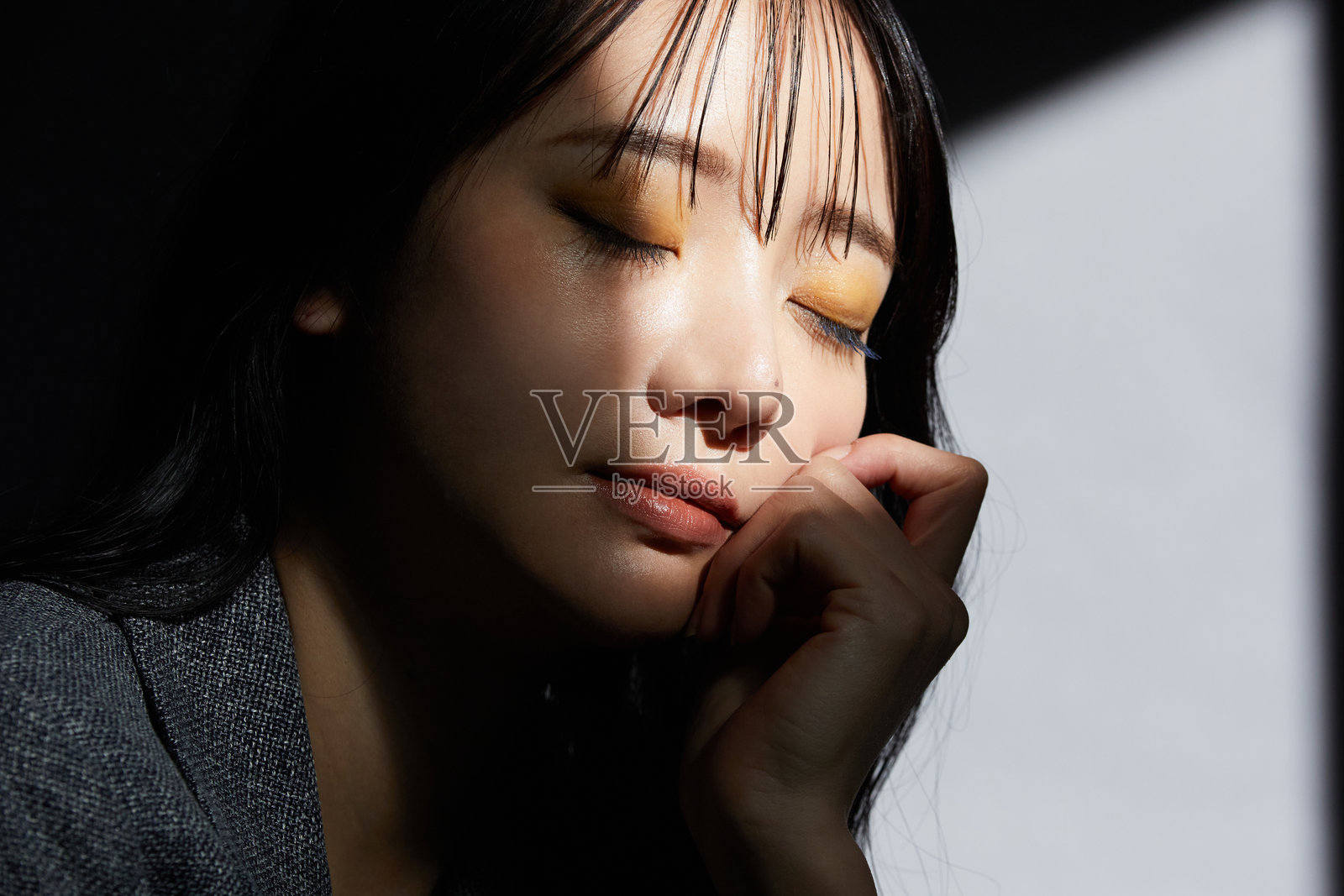 年轻女性穿着夹克的氛围肖像，伴有阴影效果照片摄影图片