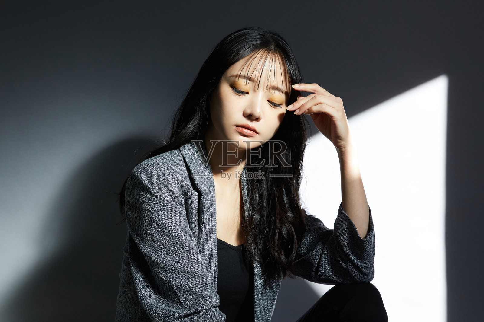 带阴影的年轻女性穿夹克的氛围肖像照片摄影图片