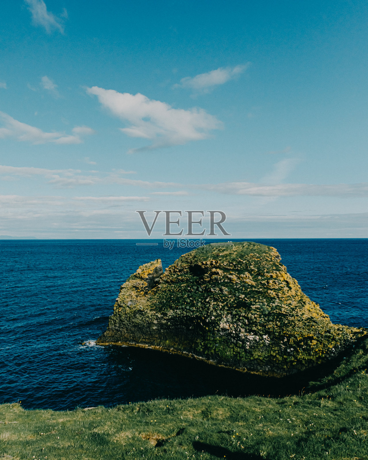 阿尔纳斯塔皮海岸线的崎岖海堆景观，上面覆盖着绿色苔藓，位于冰岛西部的斯奈山半岛。照片摄影图片