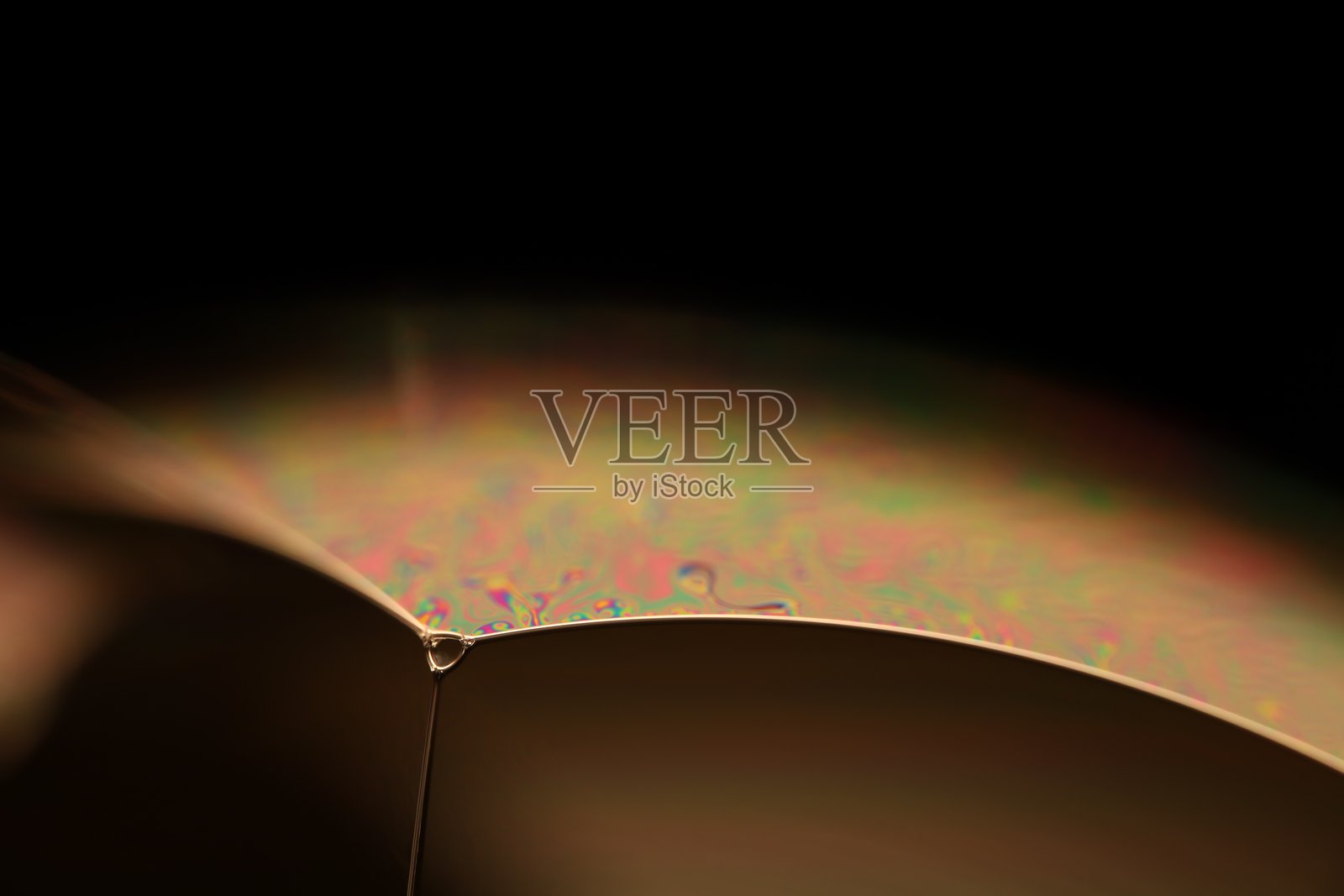 绿色液体表面运动，色彩斑斓的抽象超现实艺术，光线线条，极简背景照片摄影图片