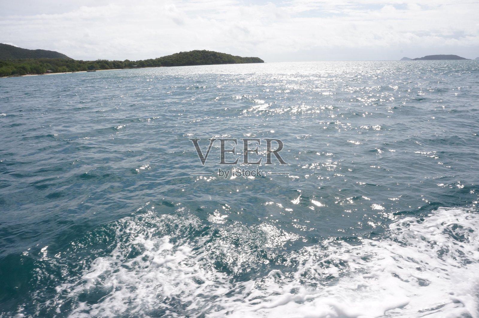 Sunlit Ocean Waves – Serene Seascape from a Moving Boat照片摄影图片