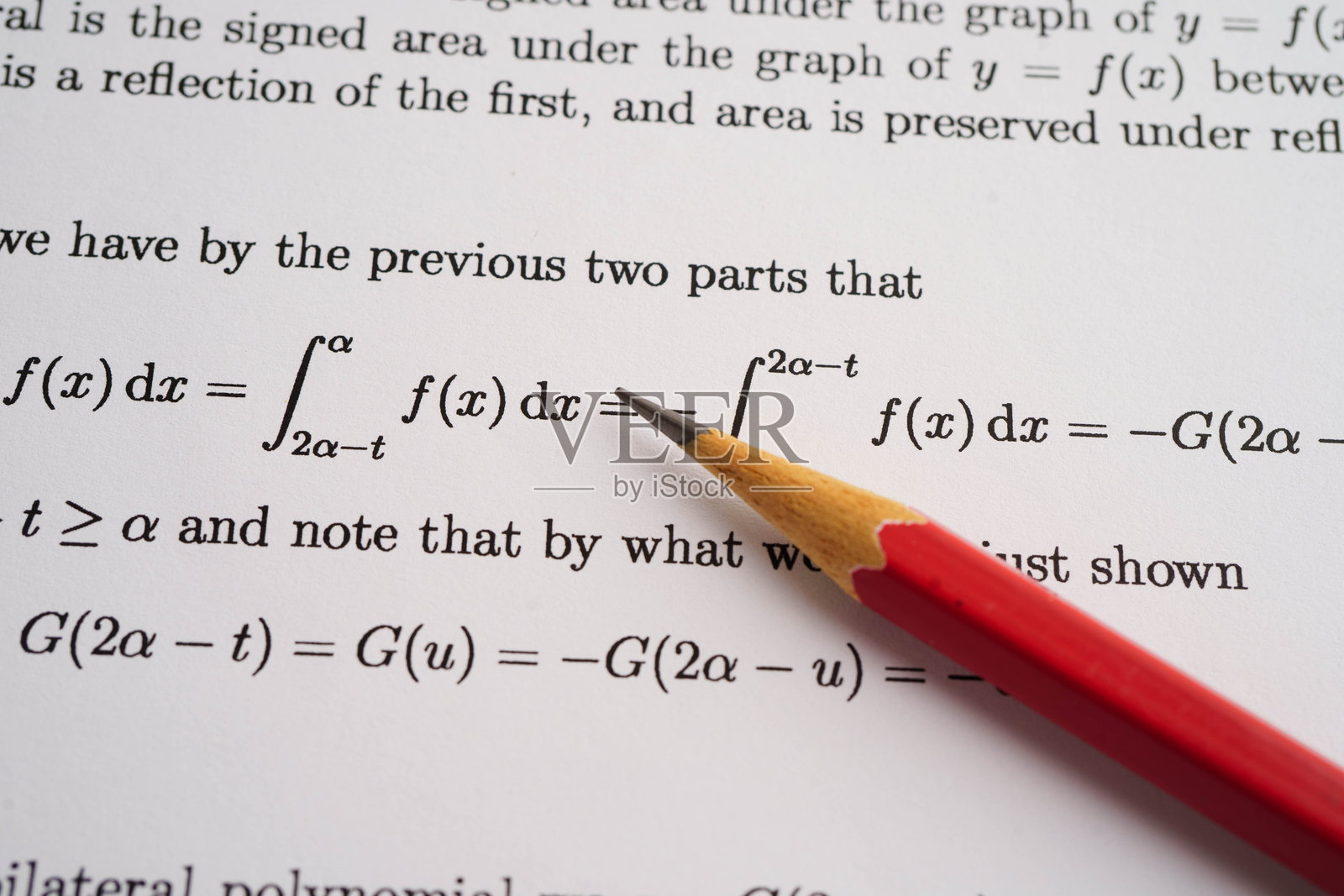 教育学校的数学公式练习测试纸上的铅笔。照片摄影图片
