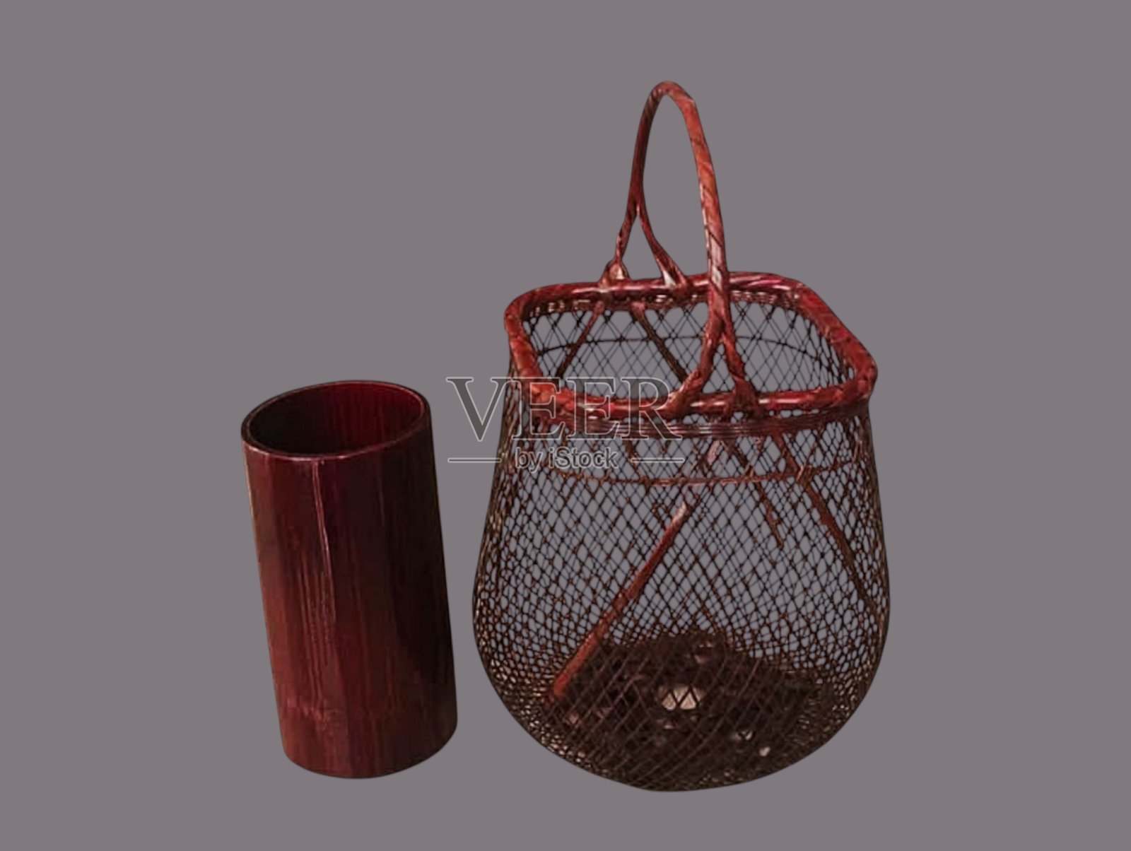 竹制水瓶和红棕色篮子照片摄影图片