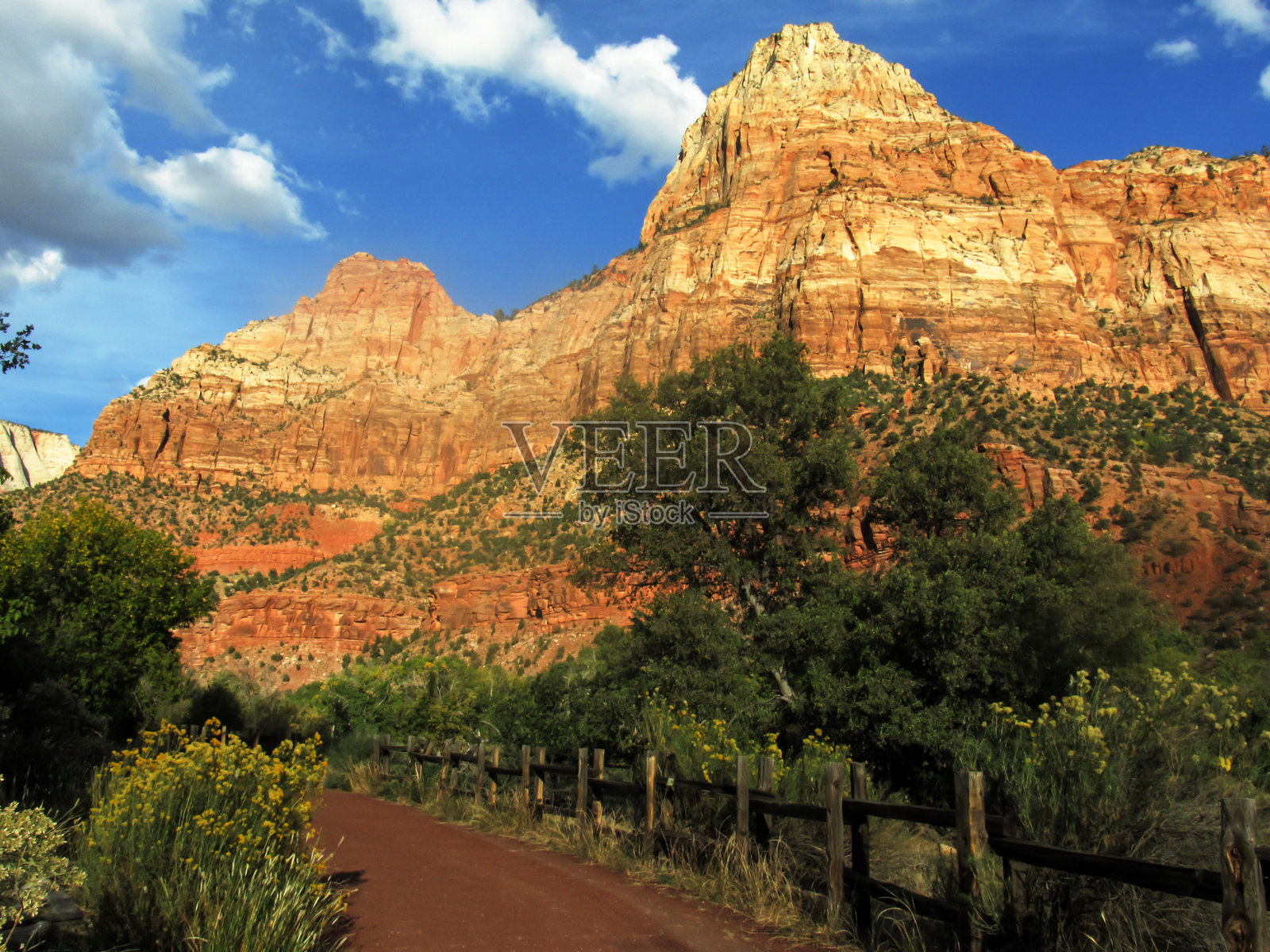 犹他州锡安国家公园的守望者巍峨悬崖俯瞰着帕鲁斯小径。照片摄影图片