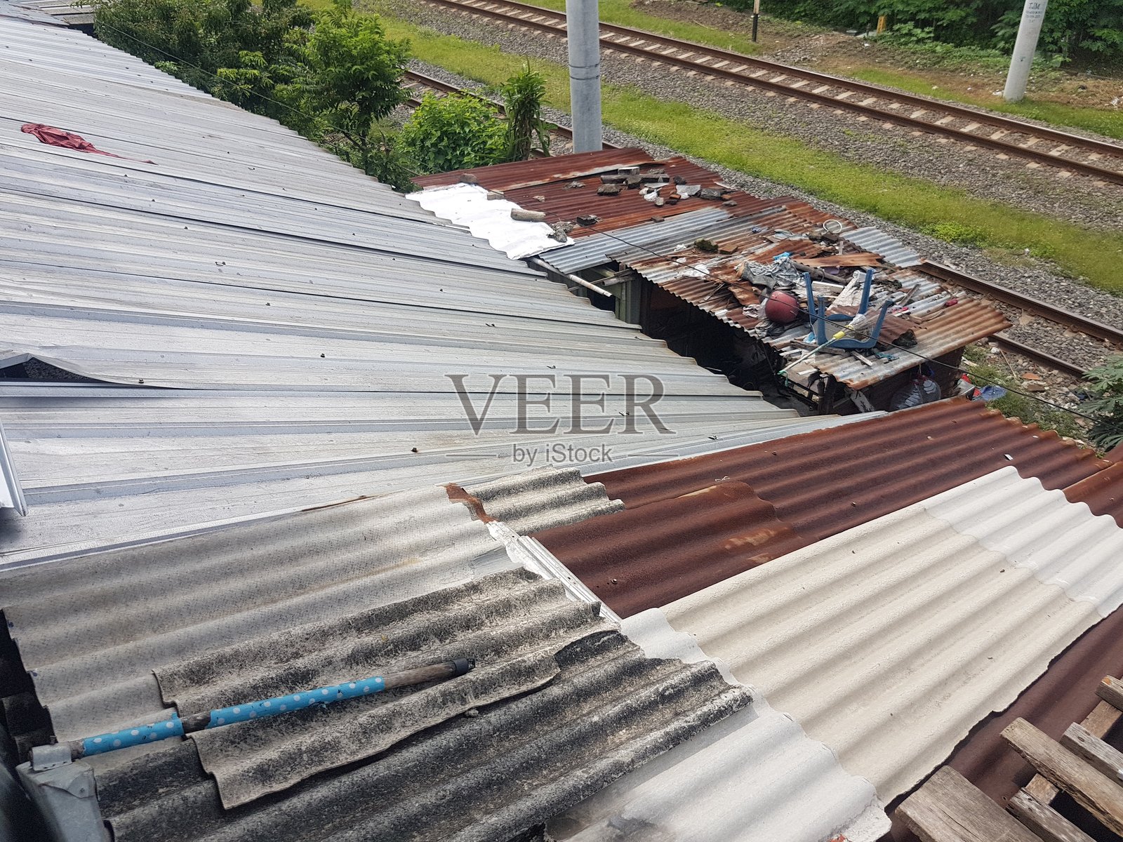 简单瓦屋顶房屋的照片。人口密集地区。照片摄影图片