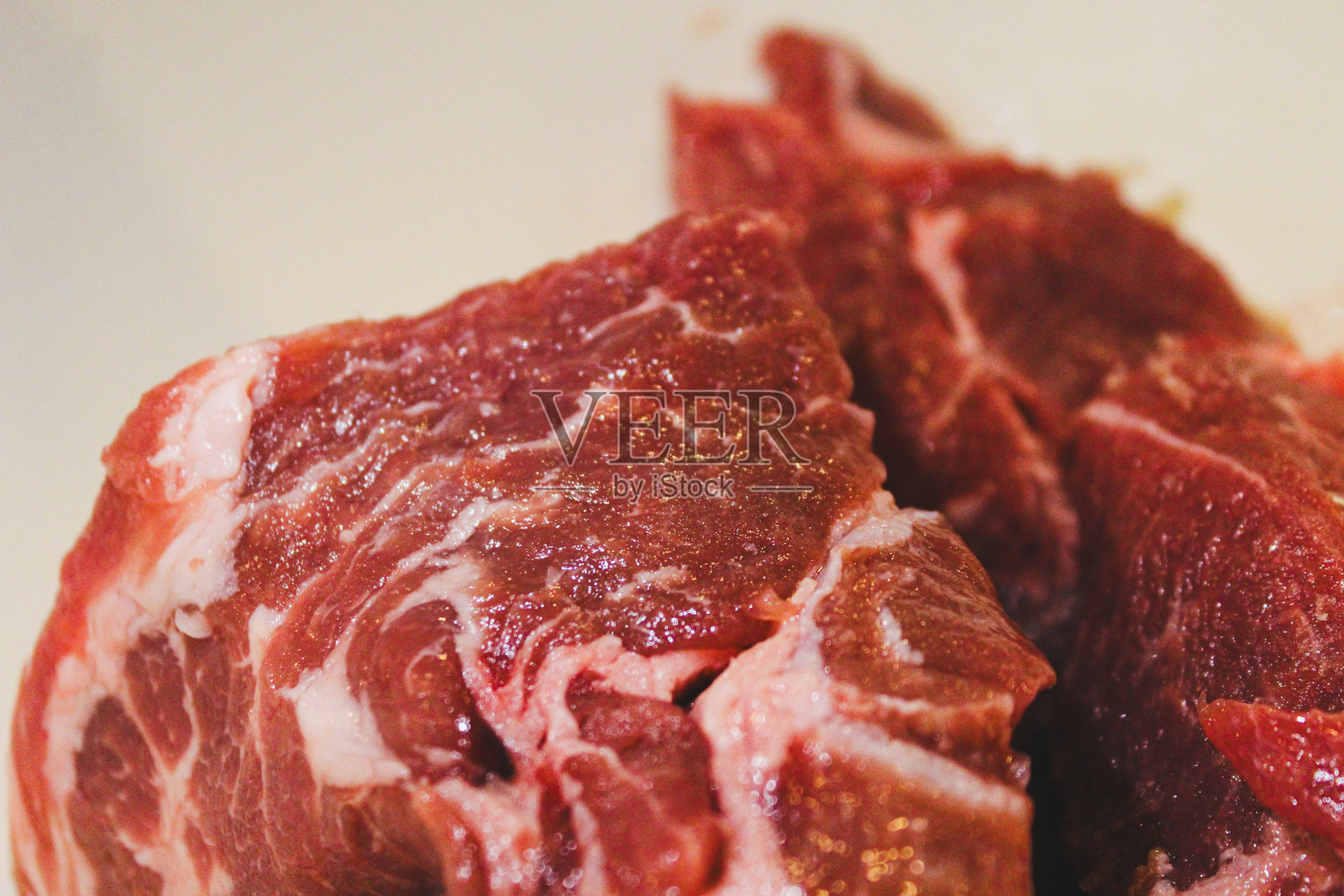 生猪肩肉特写，细腻的脂肪纹理，烹饪背景，白色背景下独立展示照片摄影图片