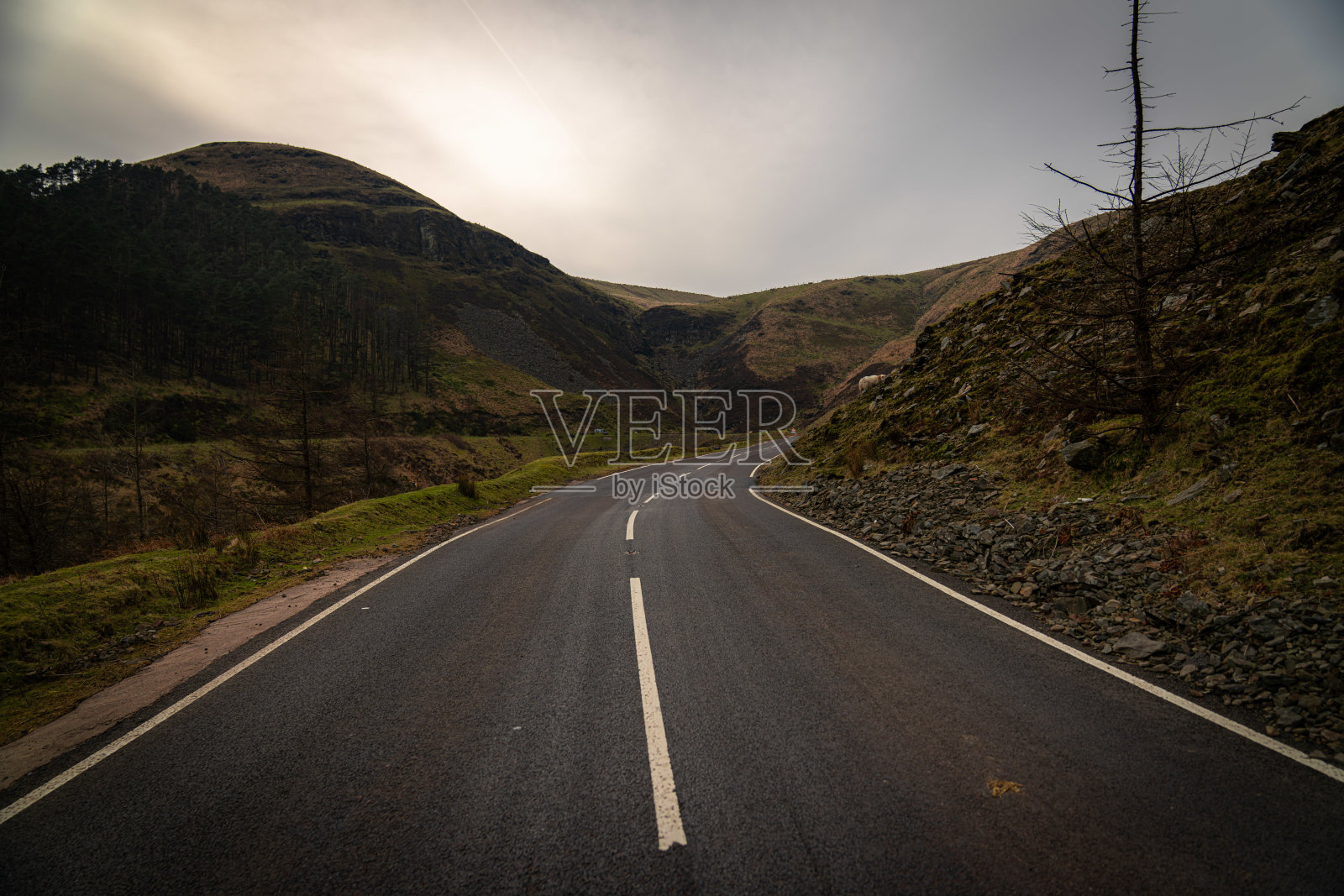 蜿蜒的山路穿过山地风景照片摄影图片