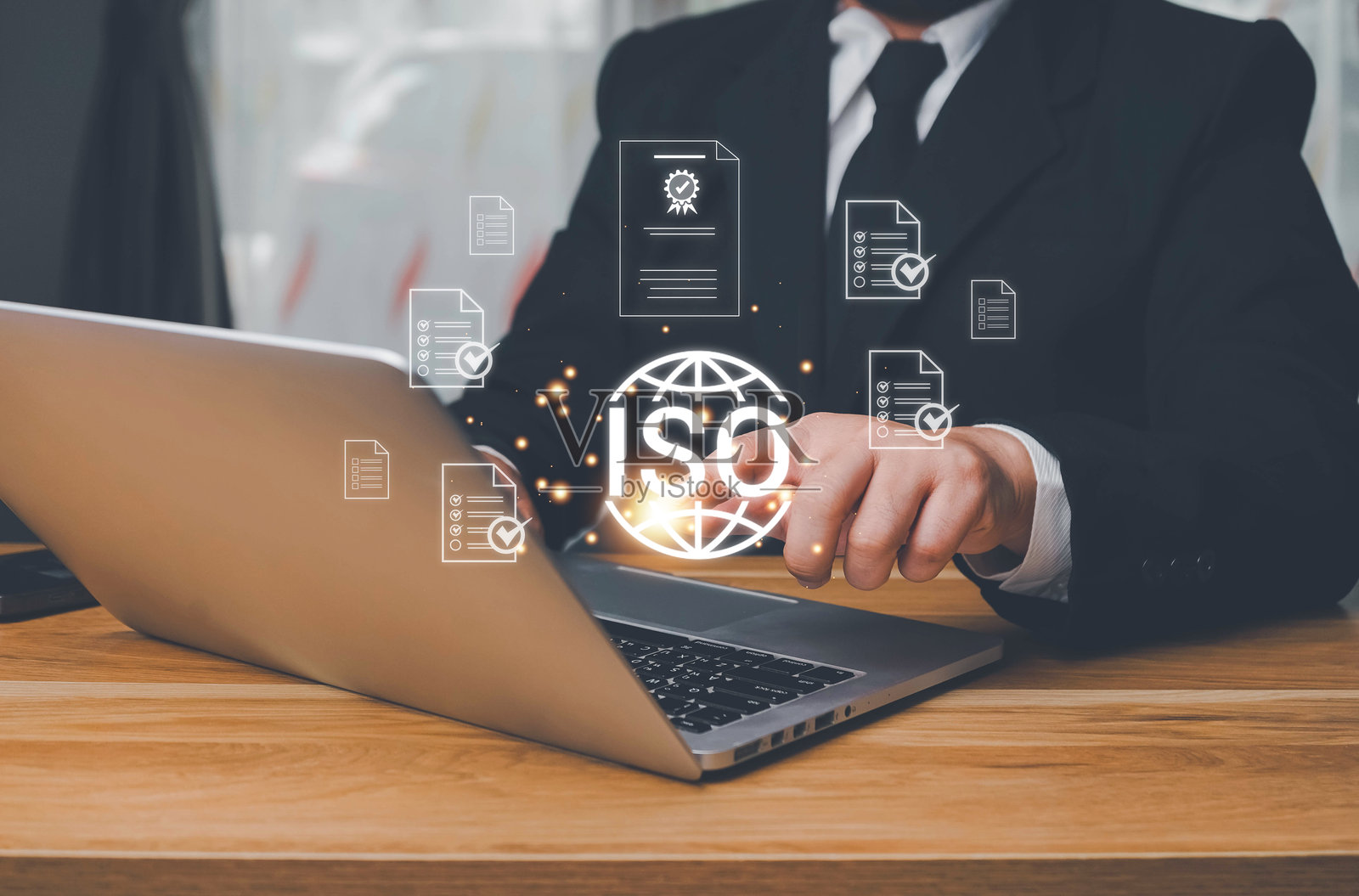 ISO标准质量控制、保证和保修商业技术概念。商人使用笔记本电脑，配有质量保证和ISO文档图标。照片摄影图片