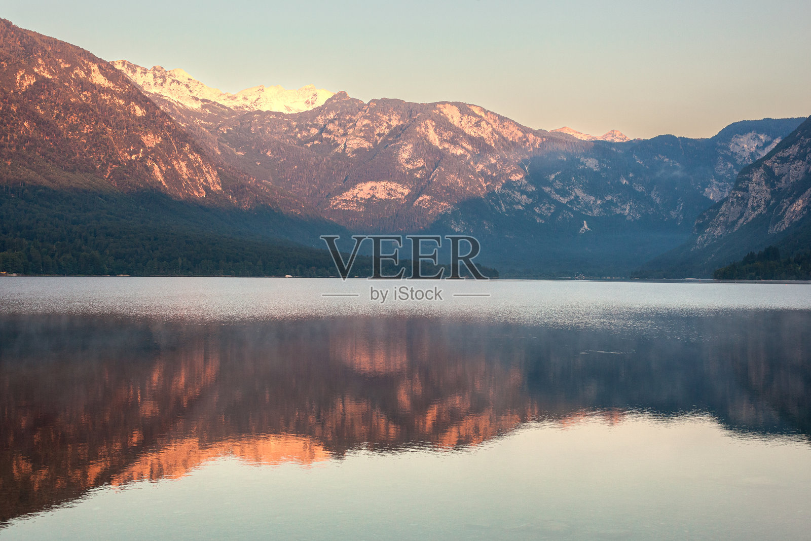 斯洛文尼亚特里格拉夫国家公园的博欣湖照片摄影图片