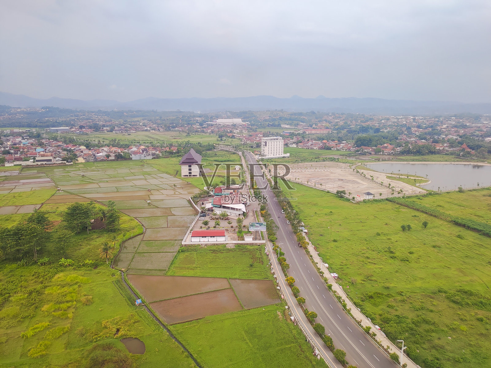 普尔沃克托市的鸟瞰图，展示了几座建筑和绿色开阔地带。照片摄影图片
