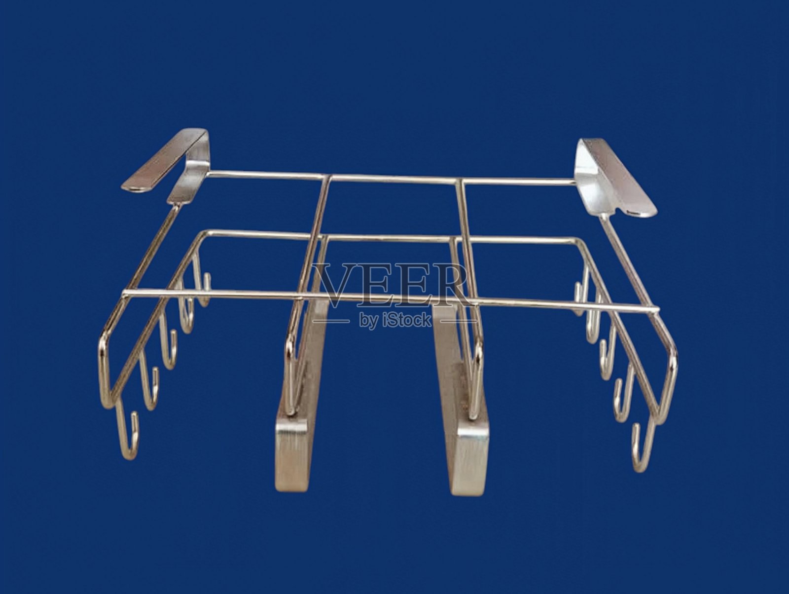 银色铁钩用于悬挂物品。照片摄影图片