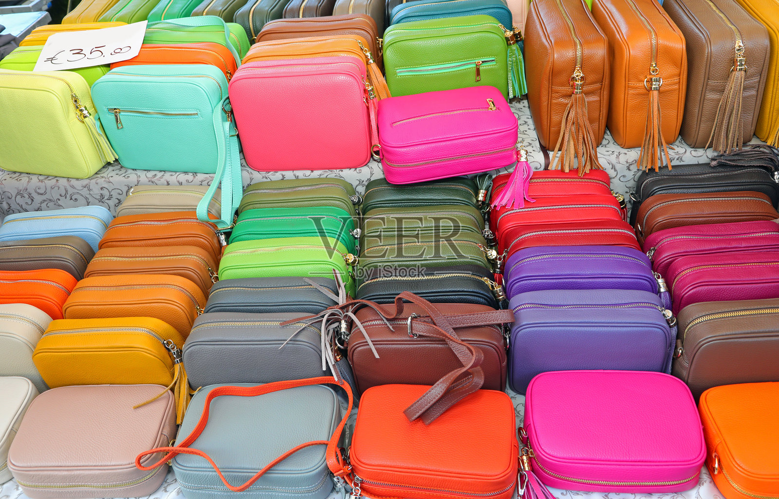 售价35欧元的五彩真皮手袋商店照片摄影图片
