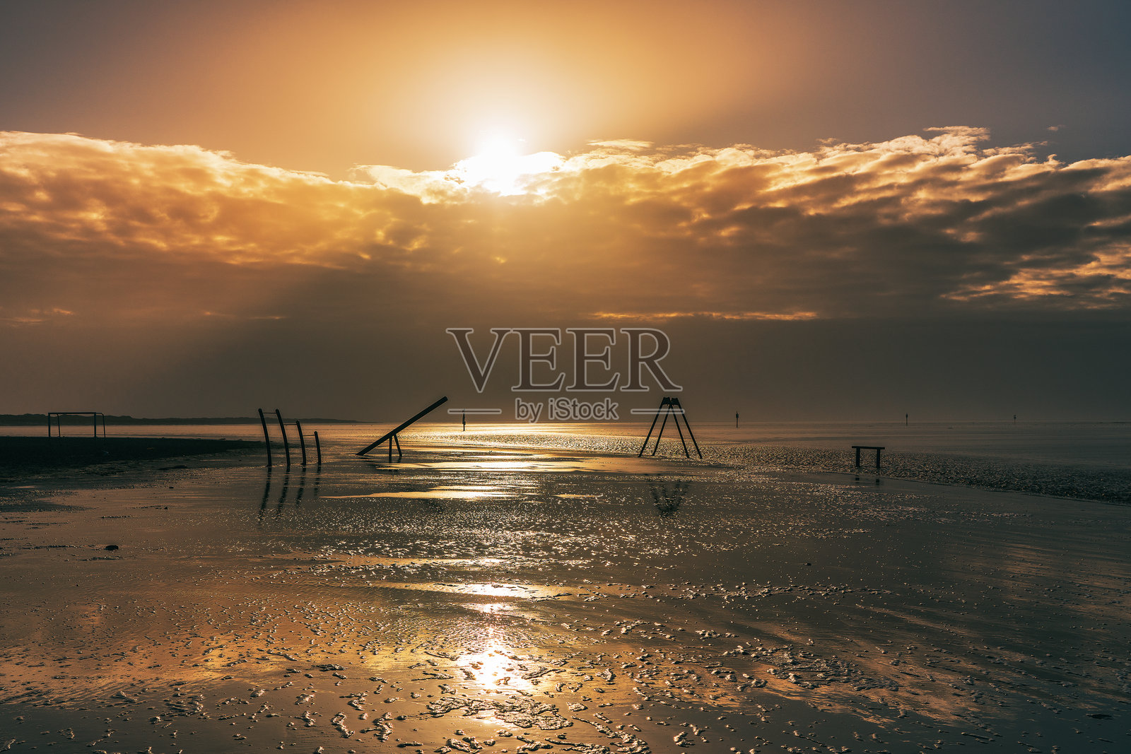 德国圣彼得-奥尔丁诺尔西海滩上的游乐场和运动器材照片摄影图片