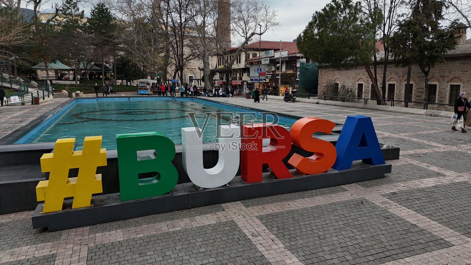 土耳其喷泉旁的五彩斑斓的布尔萨标志。照片摄影图片