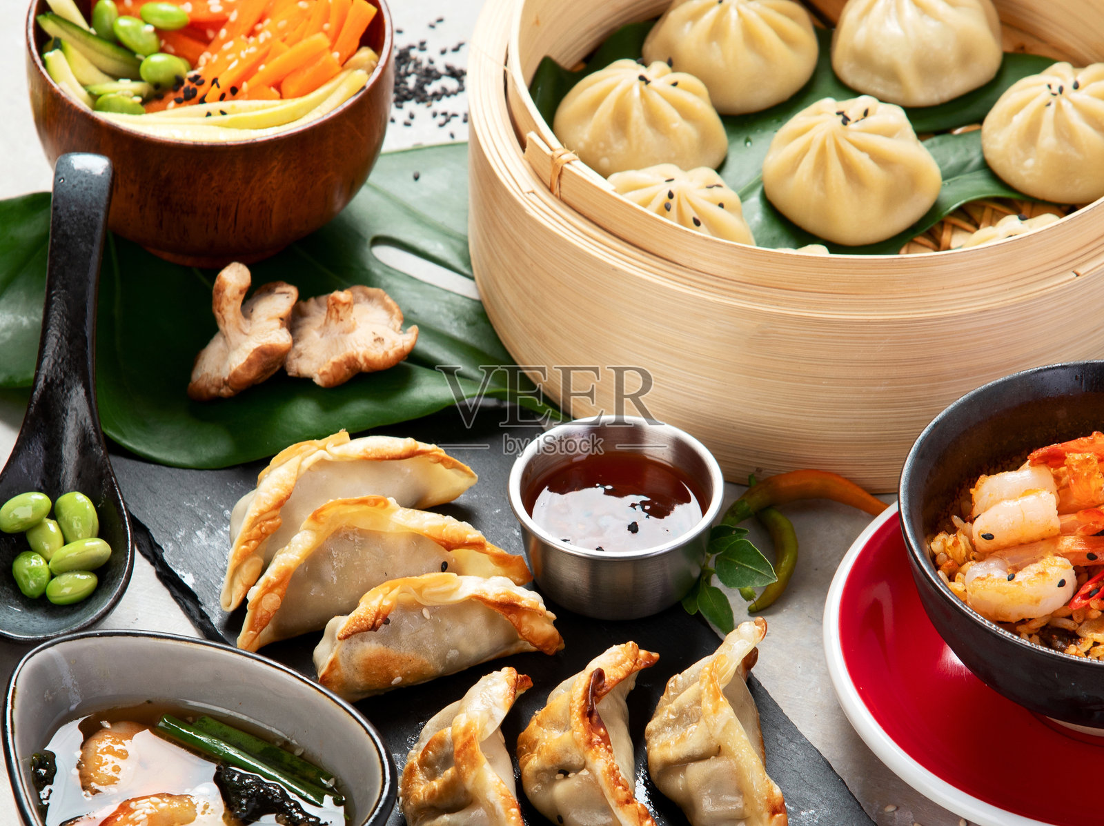 各种中式美食在深色背景上。照片摄影图片