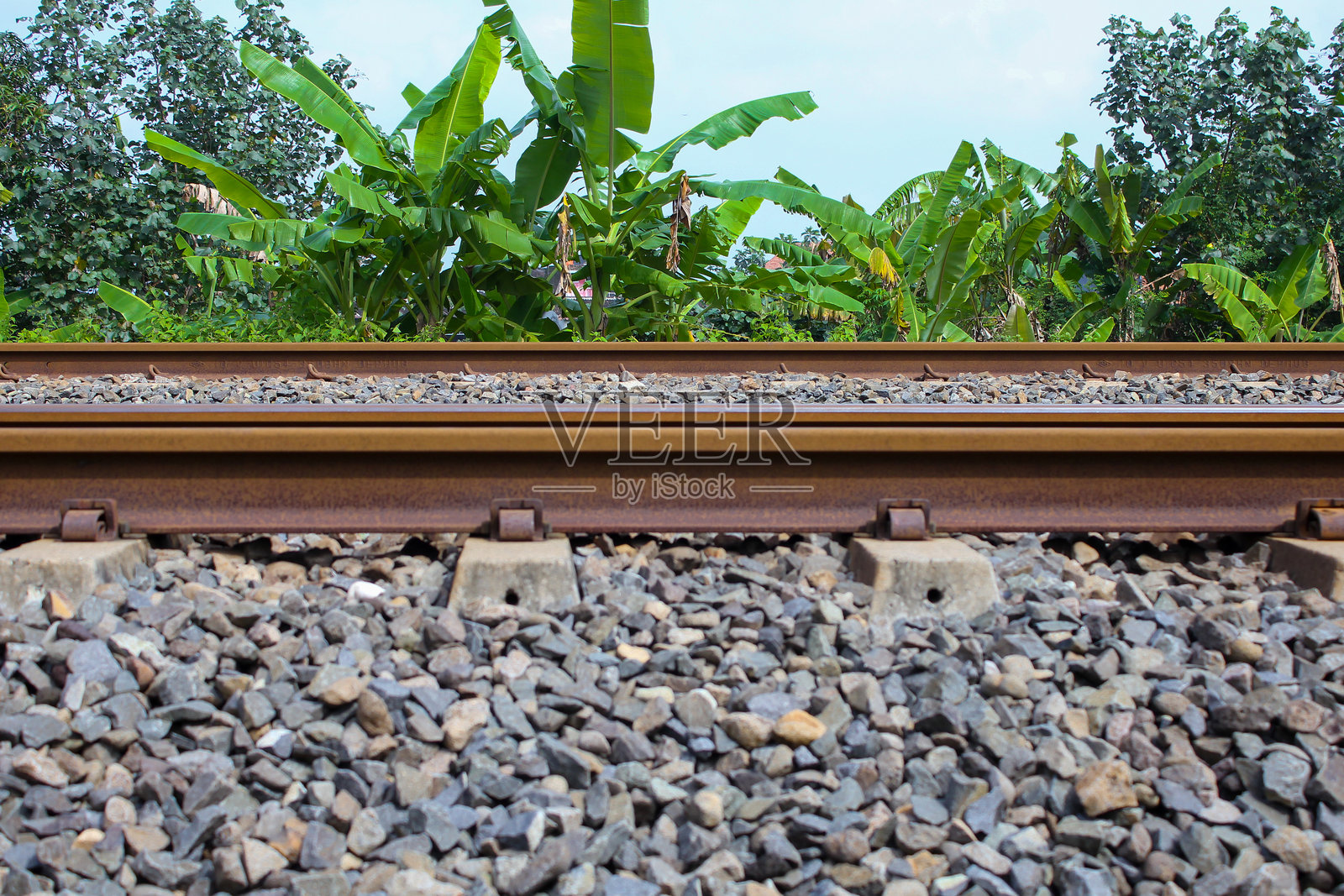 生锈的铁轨在混凝土枕木上对火车轨道非常危险照片摄影图片