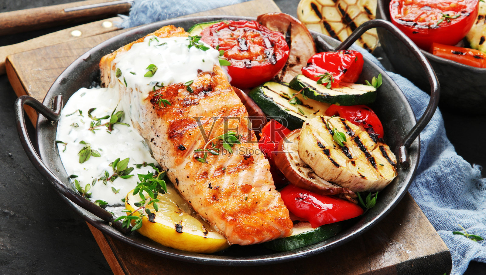 三文鱼排配蔬菜和白酱照片摄影图片