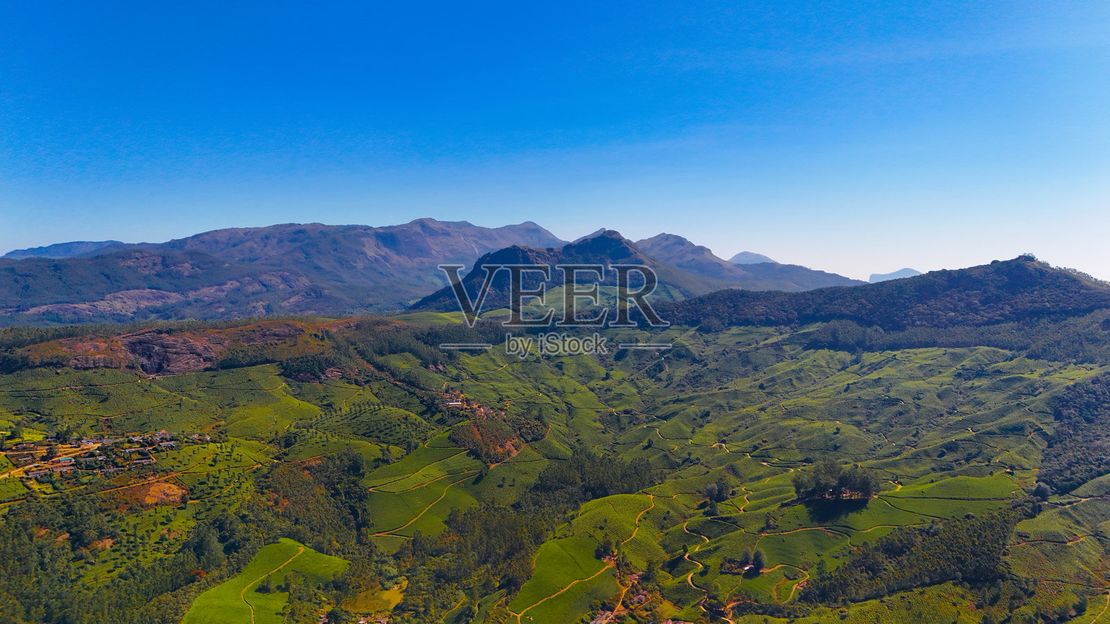 无人机拍摄的穆纳尔绿茶园和巍峨山脉照片摄影图片