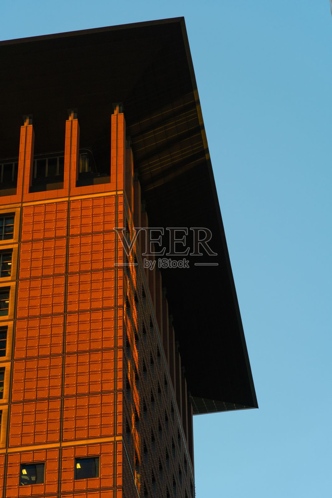 现代城市在落日余晖中的迷人景象。照片摄影图片