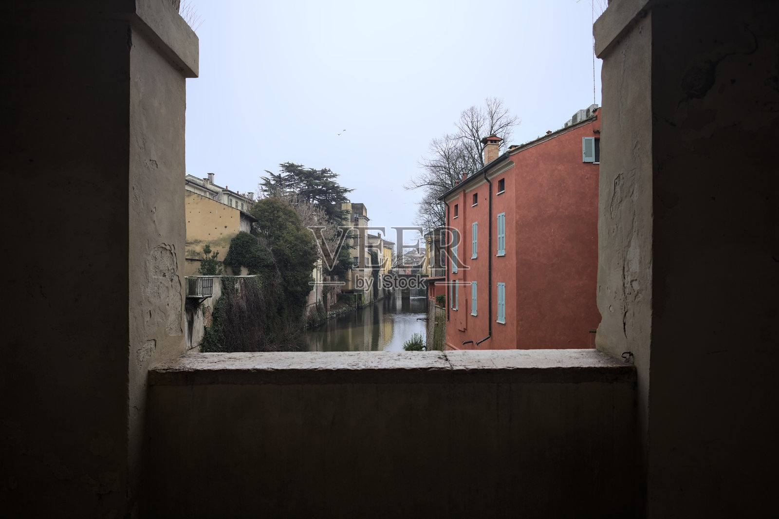 小镇上的河流和阳台照片摄影图片