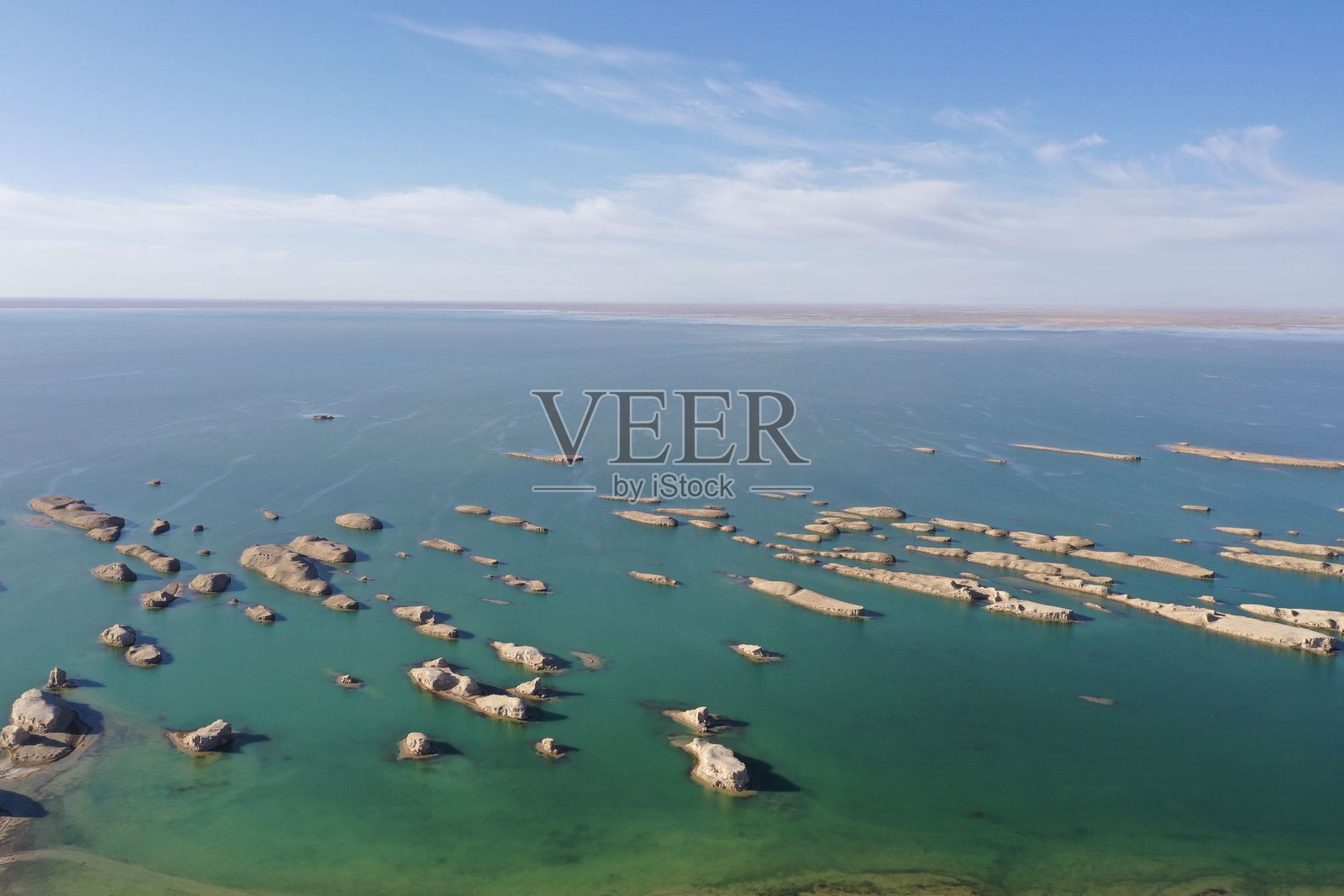 海洋蓝色水域和岩石形成的鸟瞰图。照片摄影图片