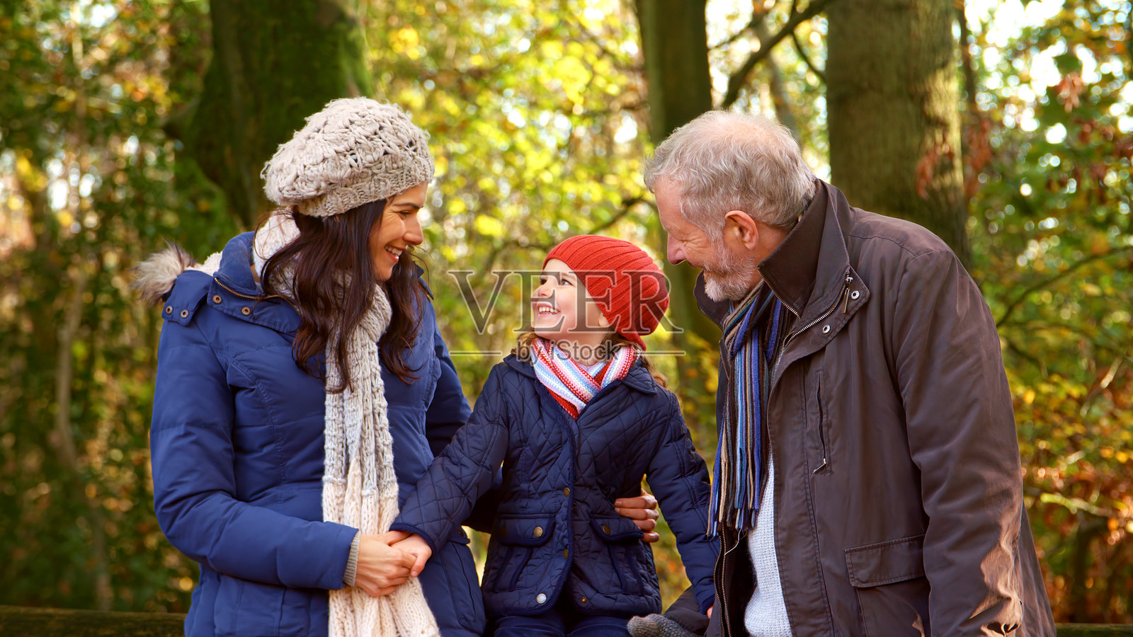 多代家庭在秋季乡村中愉快地散步照片摄影图片