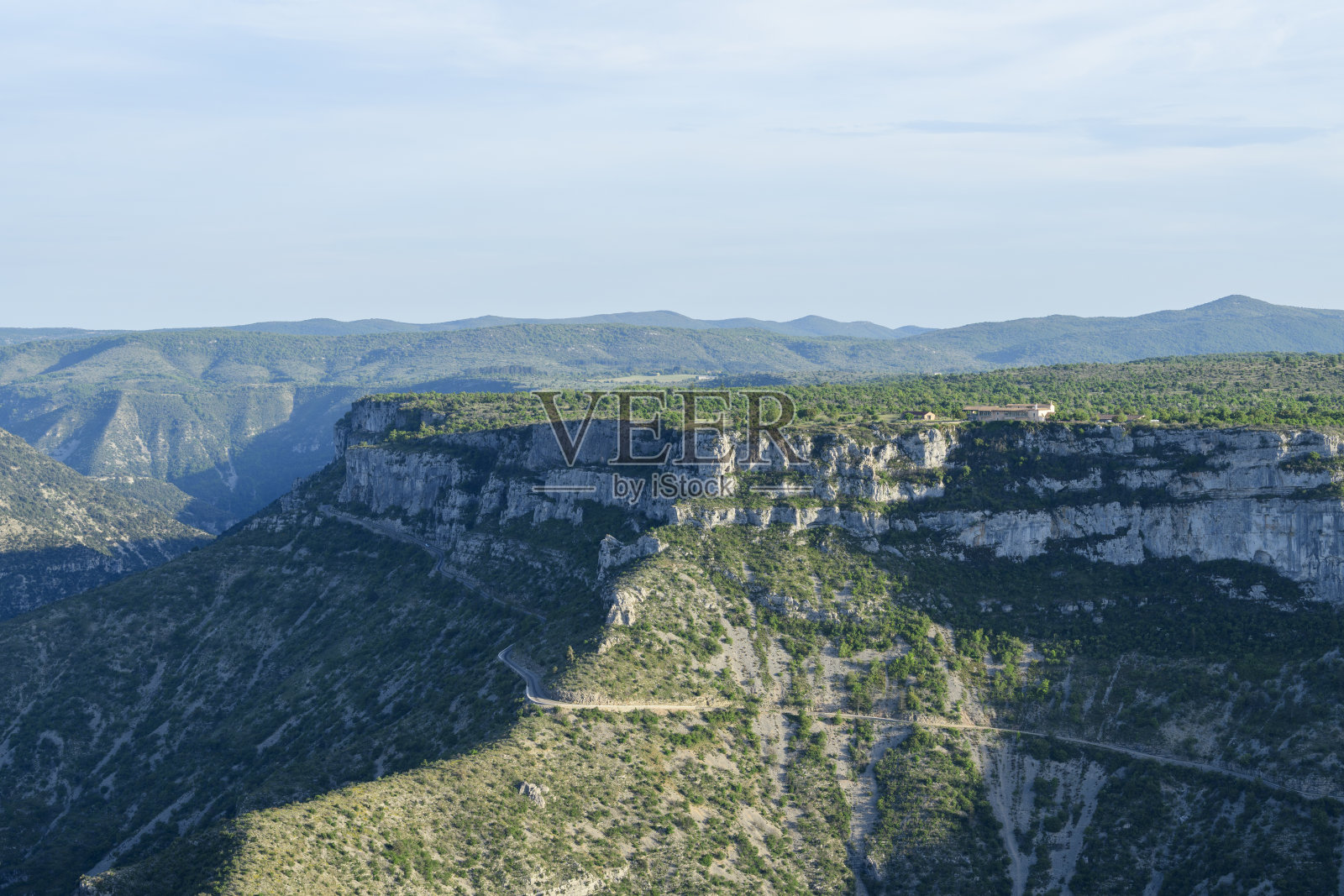 法国奥克西塔尼大区埃罗省圣莫里斯·纳瓦塞尔的纳瓦塞尔环形山，夏季阳光明媚的日子。照片摄影图片