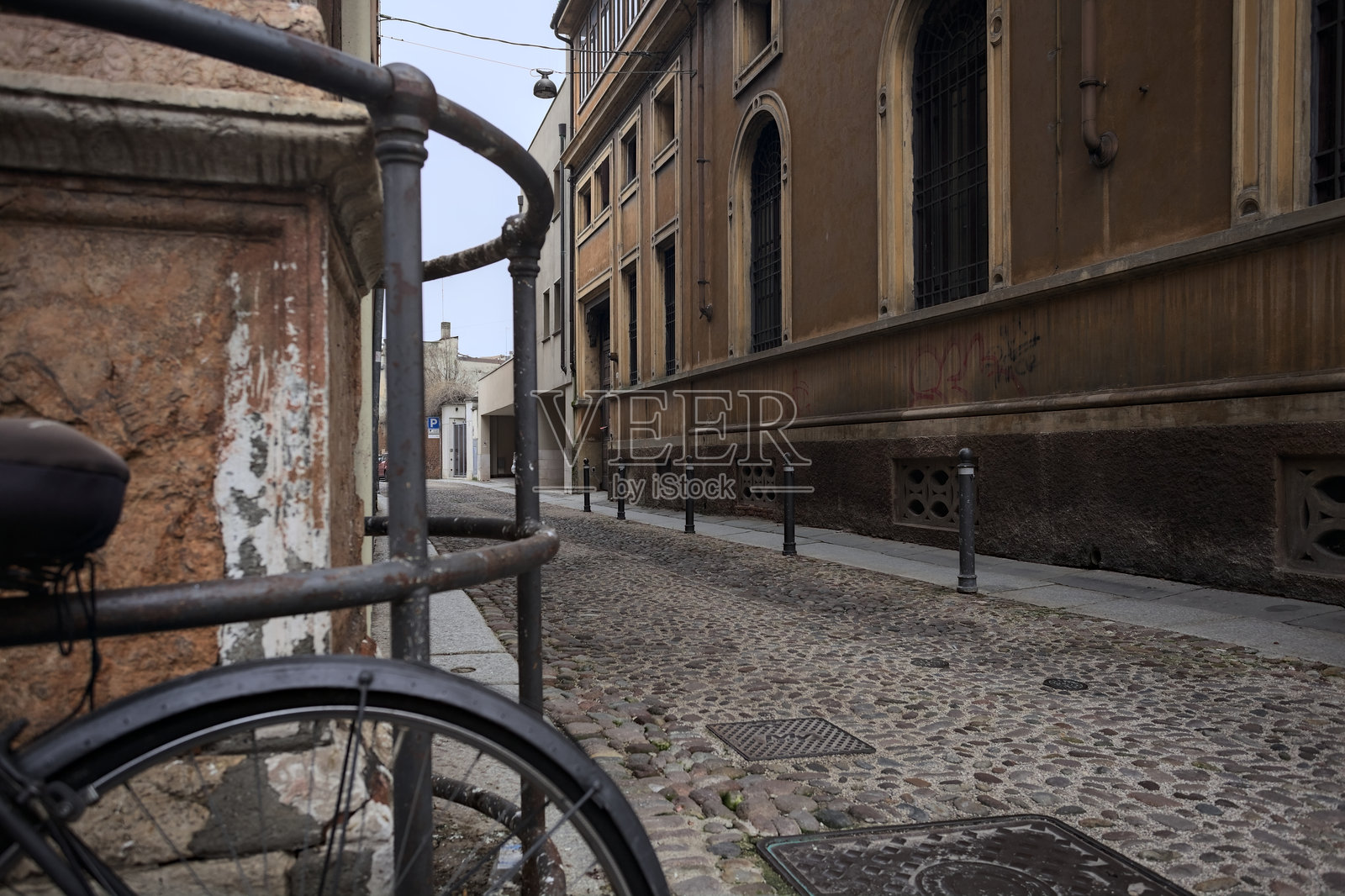 阴天的小巷子照片摄影图片