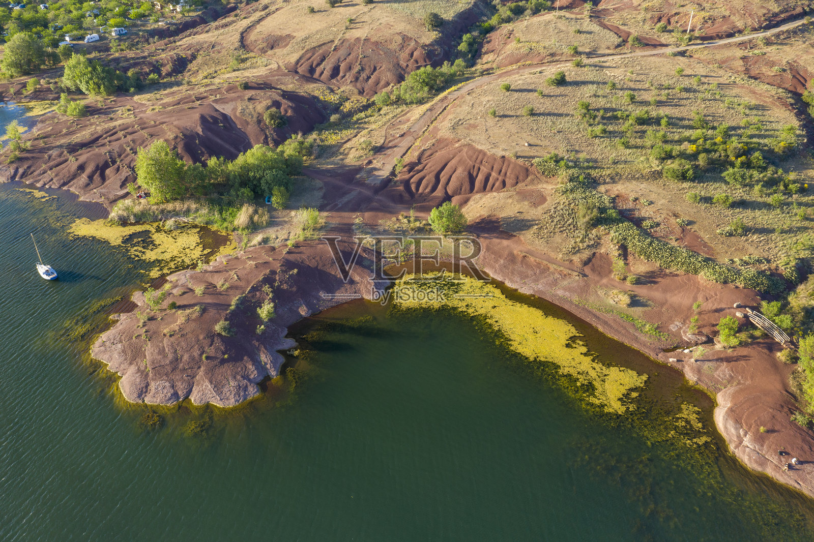 法国奥克西塔尼大区埃罗省克莱蒙特-勒-埃罗的萨拉古湖，夏季阳光明媚的日子。照片摄影图片