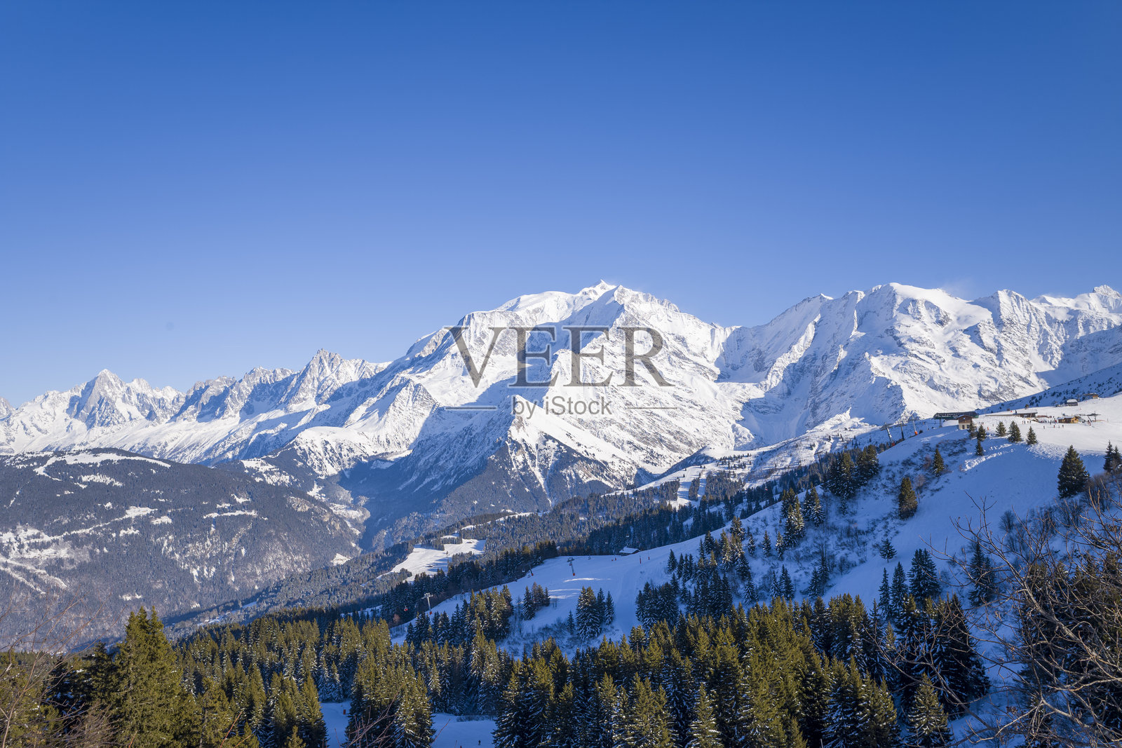 欧洲法国奥弗涅-罗纳-阿尔卑斯地区的勃朗峰山脉，位于上萨瓦省的夏蒙尼，夏季阳光明媚的日子。照片摄影图片