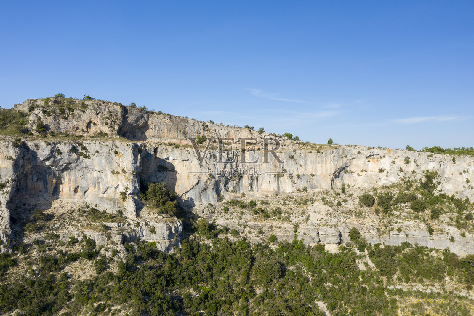 法国奥克西塔尼大区埃罗省圣莫里斯纳瓦塞尔的纳瓦塞尔环形山，夏季阳光明媚的日子。照片摄影图片