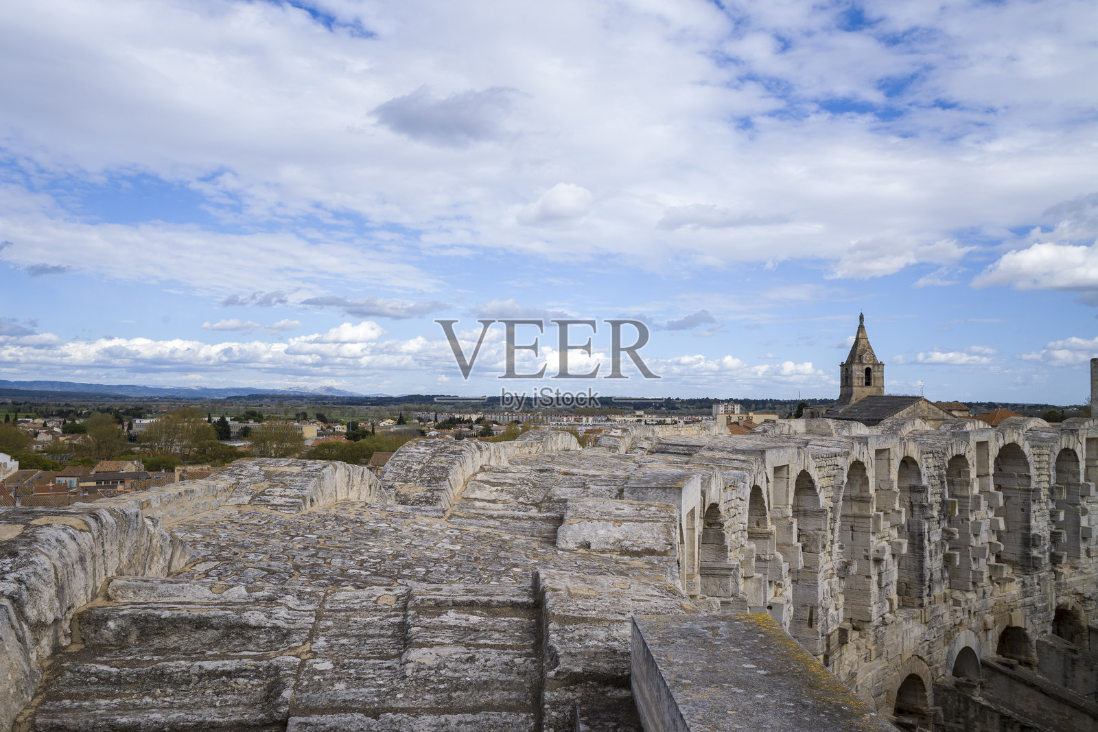 法国普罗旺斯-阿尔卑斯-蓝色海岸地区阿尔勒的竞技场，夏季阳光明媚的日子。照片摄影图片