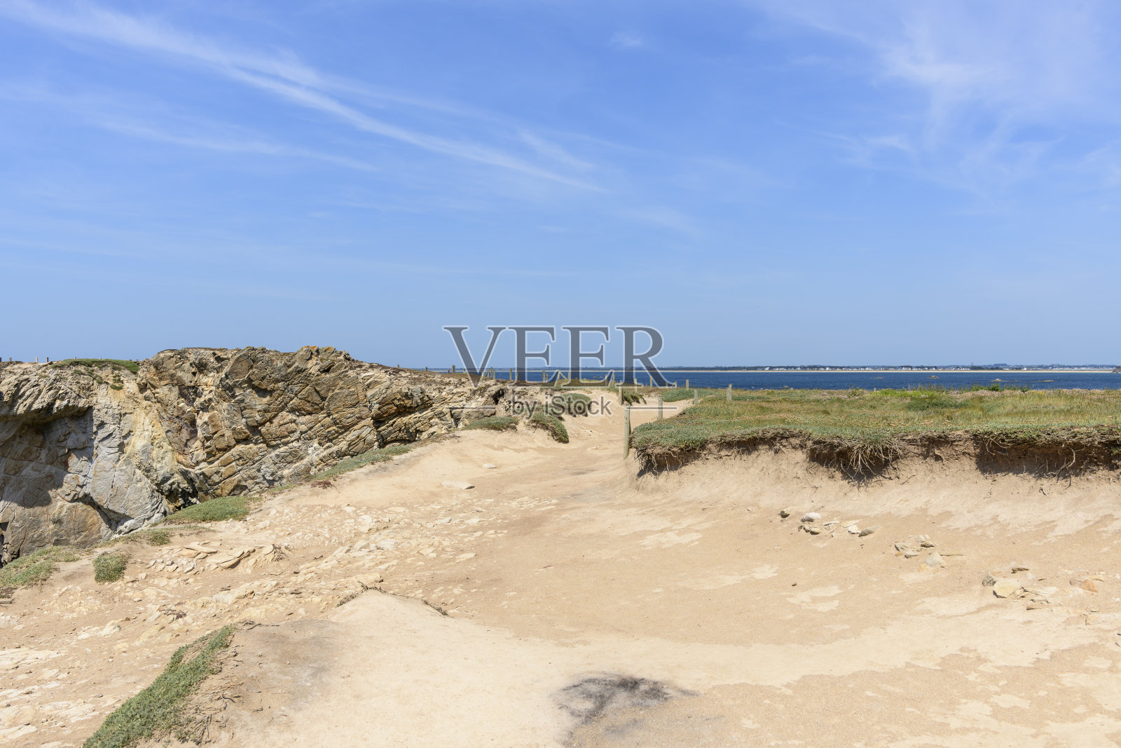 在法国布列塔尼的莫尔比汉省圣皮埃尔-基贝龙的贝根奥德点上的小路，夏天的阳光明媚。照片摄影图片