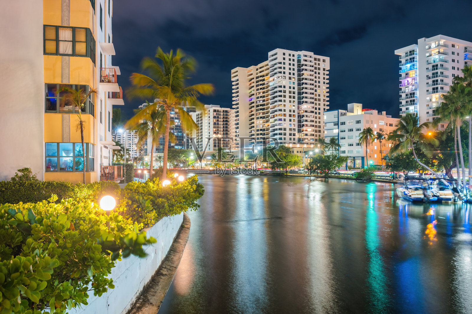 迈阿密海滩滨水公寓夜景，佛罗里达，美国照片摄影图片