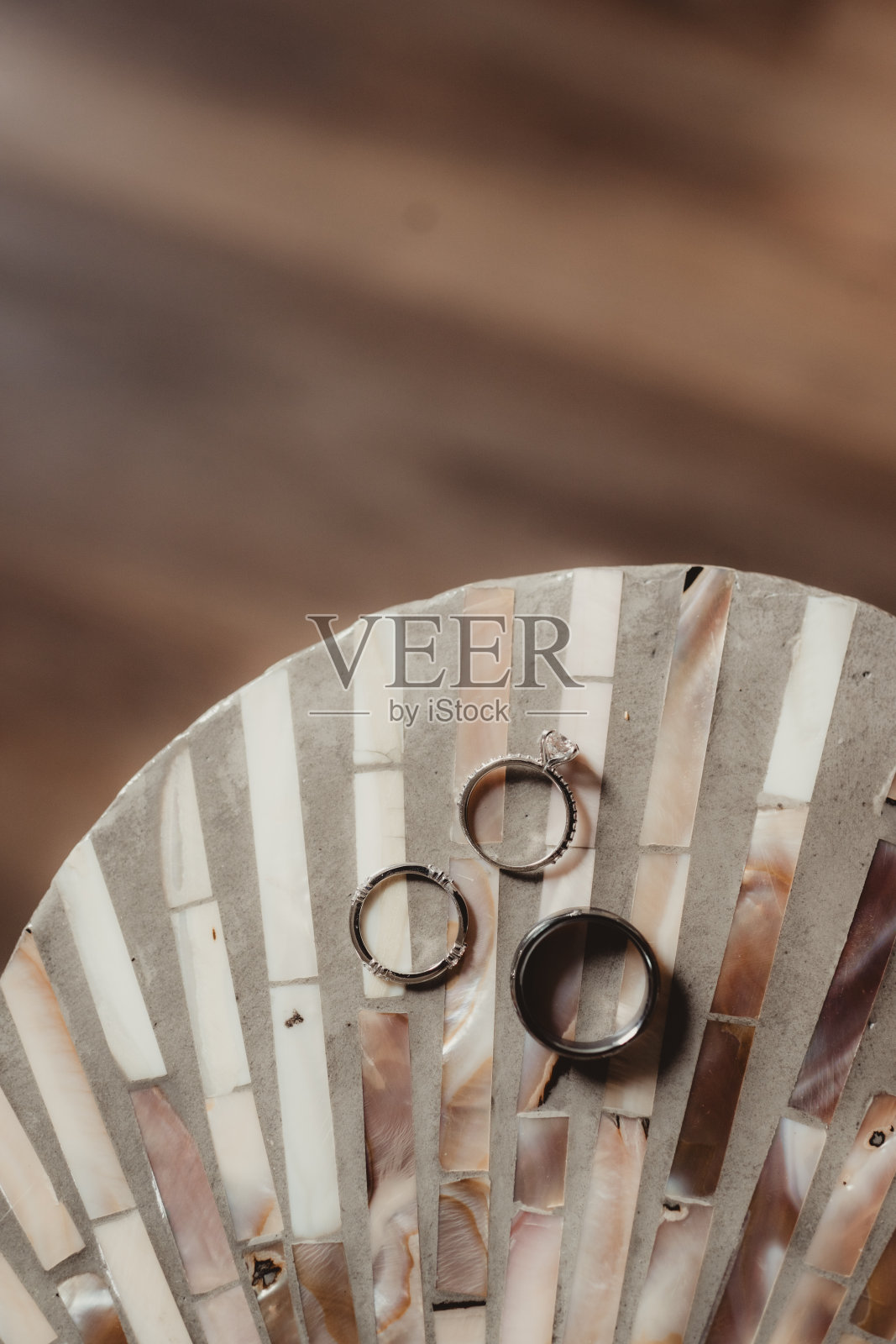 从上方拍摄的婚戒放在石英桌上的照片照片摄影图片