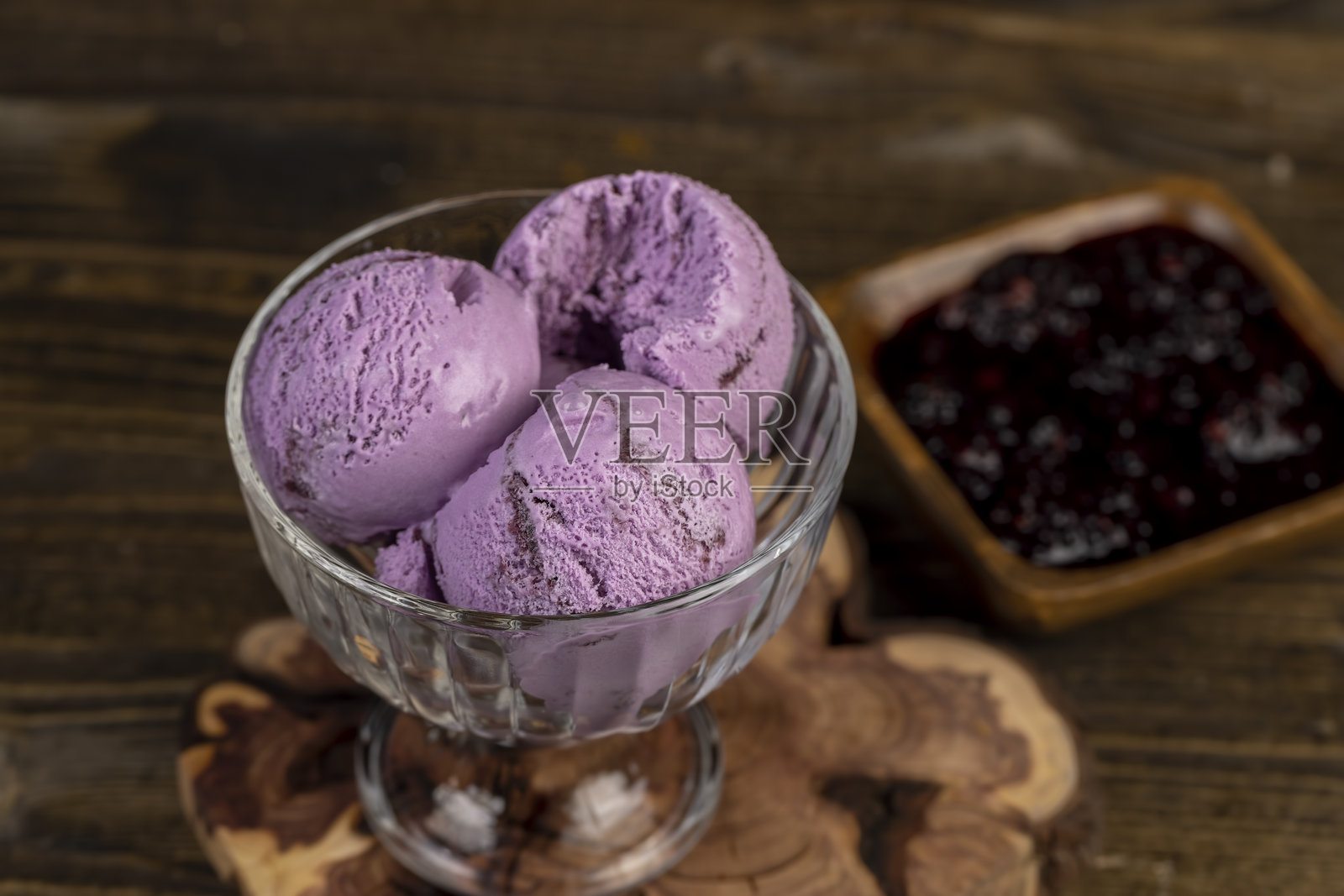 甜美冰凉的紫色蓝莓冰淇淋照片摄影图片