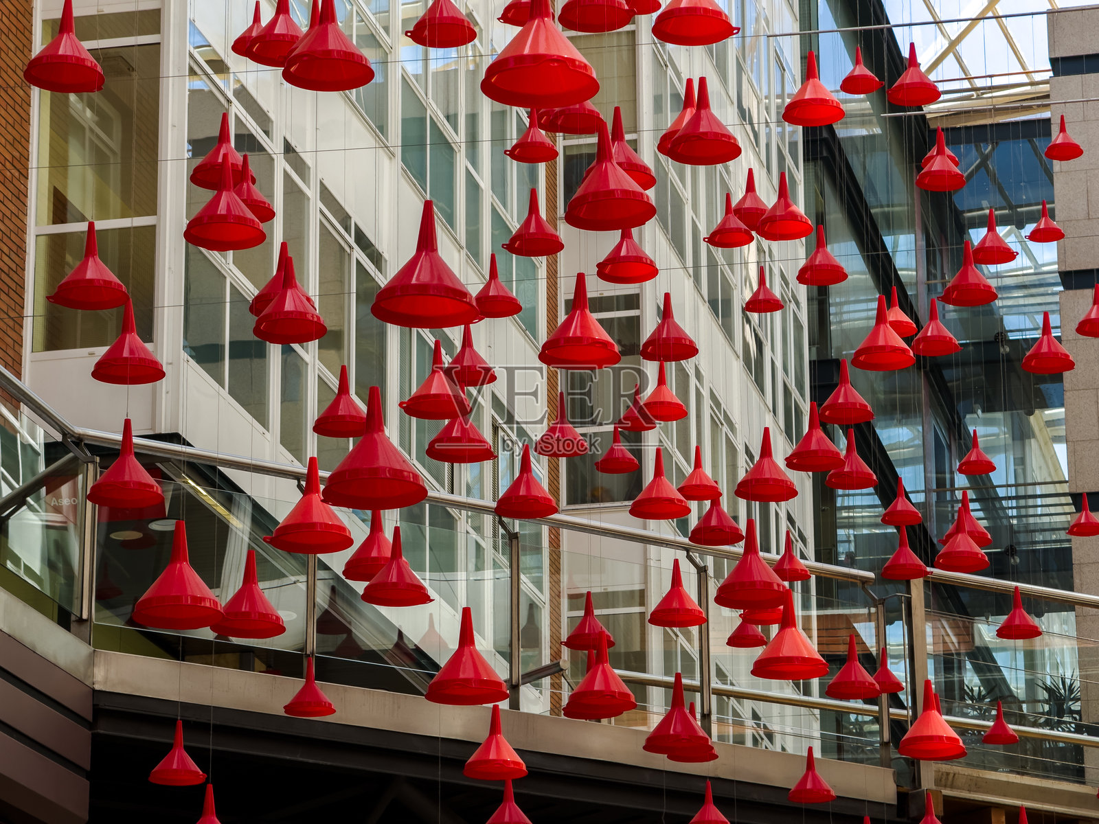 现代建筑空间中的鲜艳红色漏斗装置照片摄影图片