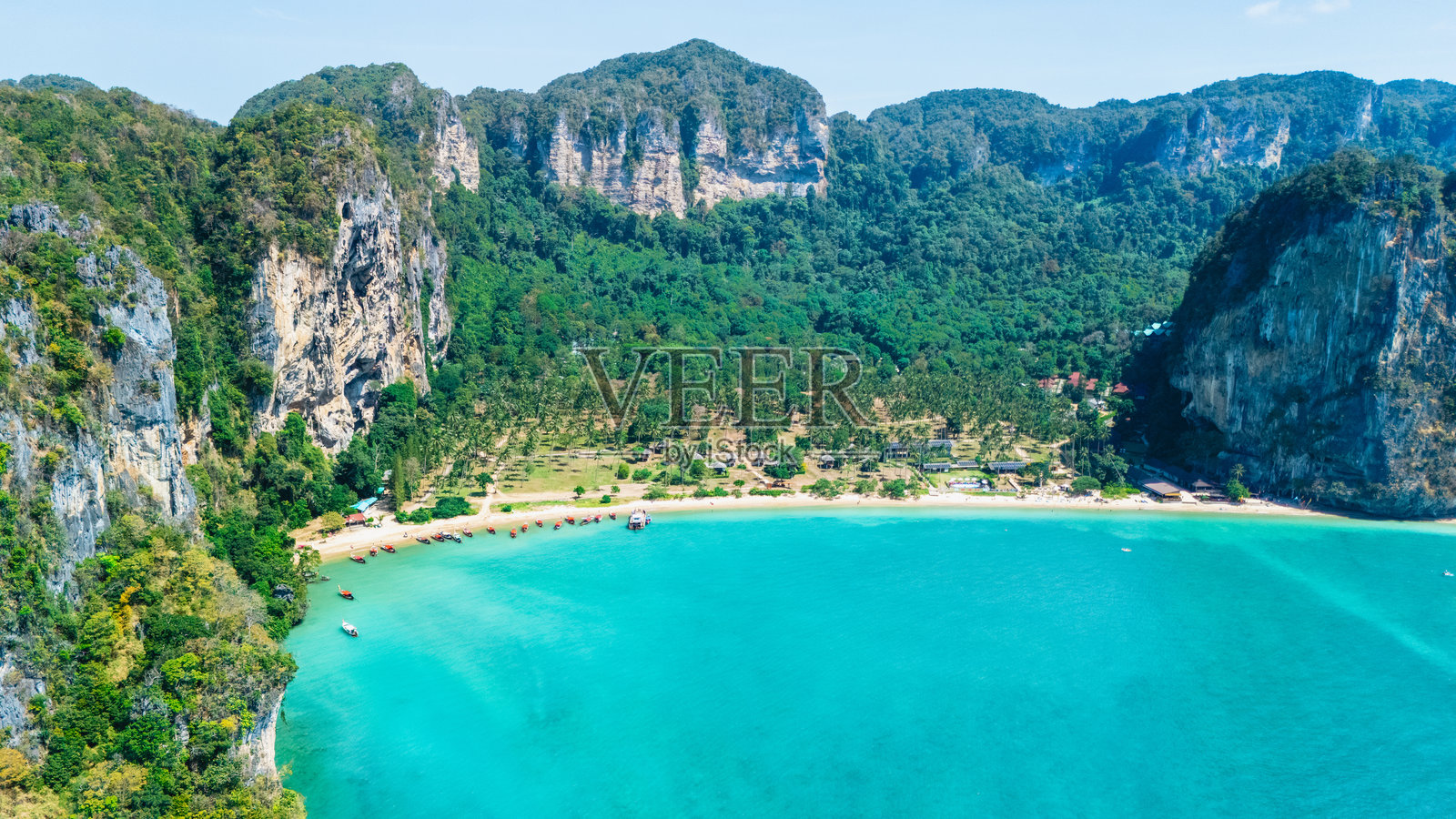 在泰国克拉比的莱利海滩探索令人惊叹的碧绿海水，蓝天映衬下的美景照片摄影图片