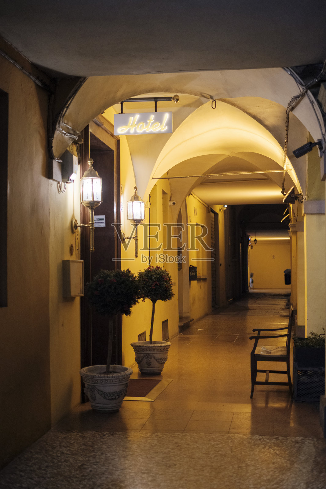 意大利博洛尼亚的灯光照明酒店走廊，展示迷人的建筑细节照片摄影图片