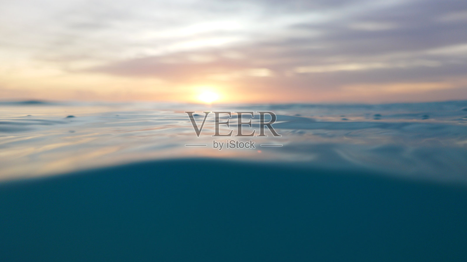 日落映照在平静的海面上，水下景观尽收眼底照片摄影图片