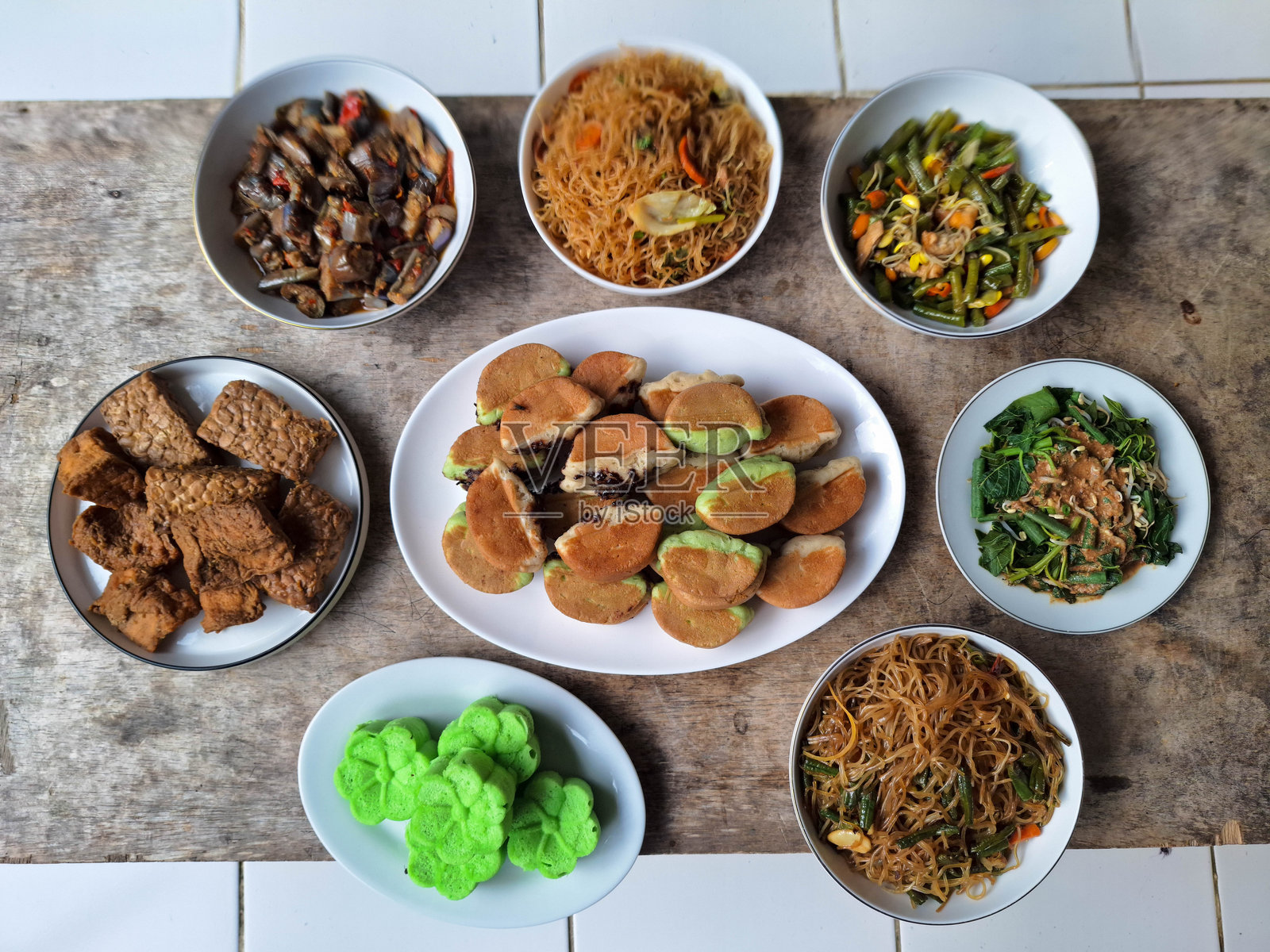 巧克力普基斯蛋糕。茄子辣椒酱。炒米粉蔬菜。炒长豆腐。绿椰子糕。腌制豆腐鸡蛋。炒米粉长豆。印尼菜肴菜单。俯视图。照片摄影图片