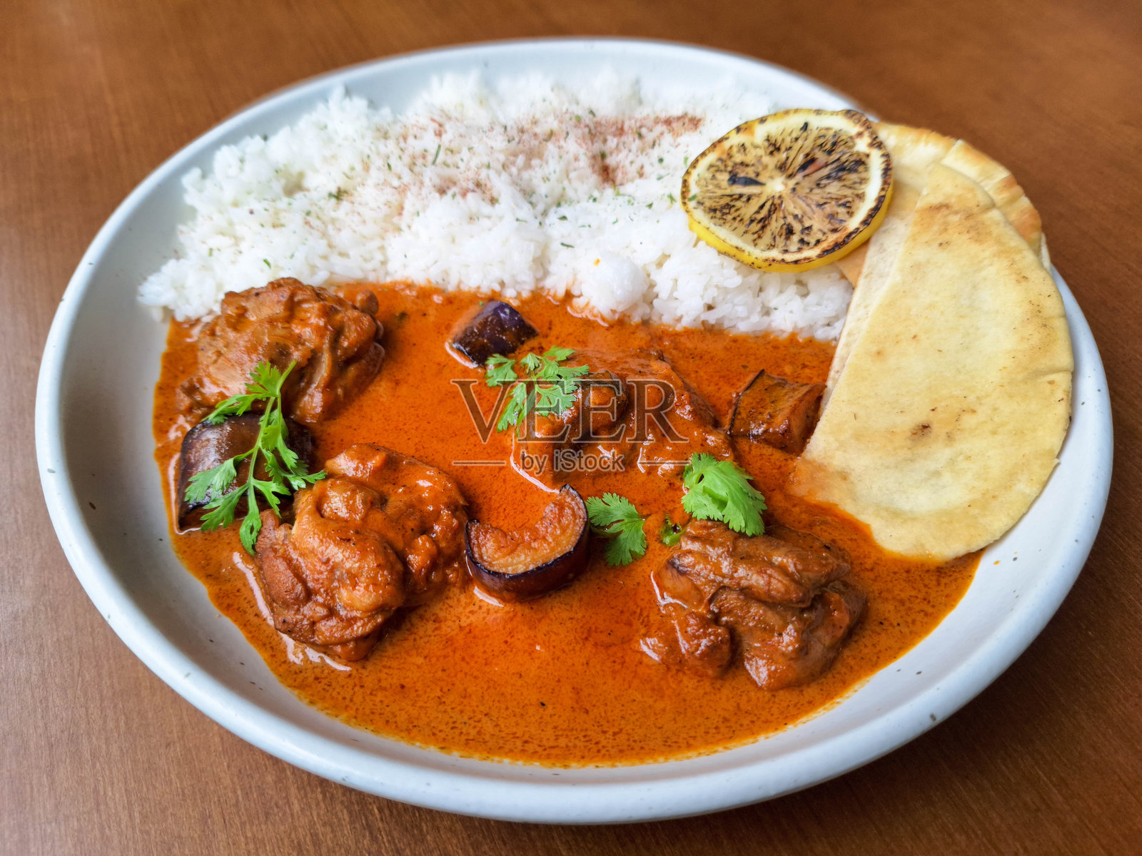 鸡肉提卡马萨拉配蒸米饭、印度鸡肉咖喱和皮塔饼。菜单。照片摄影图片