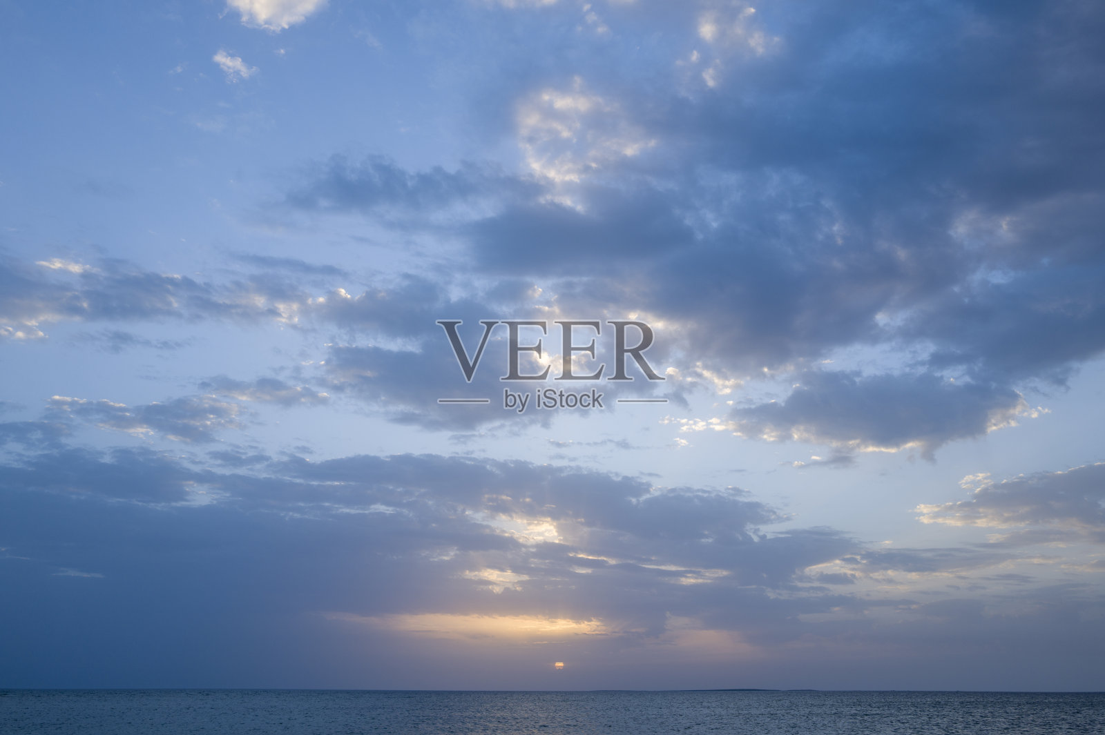 夏季阳光明媚的日子里，意大利撒丁岛奥里斯塔诺海面上的日落。照片摄影图片