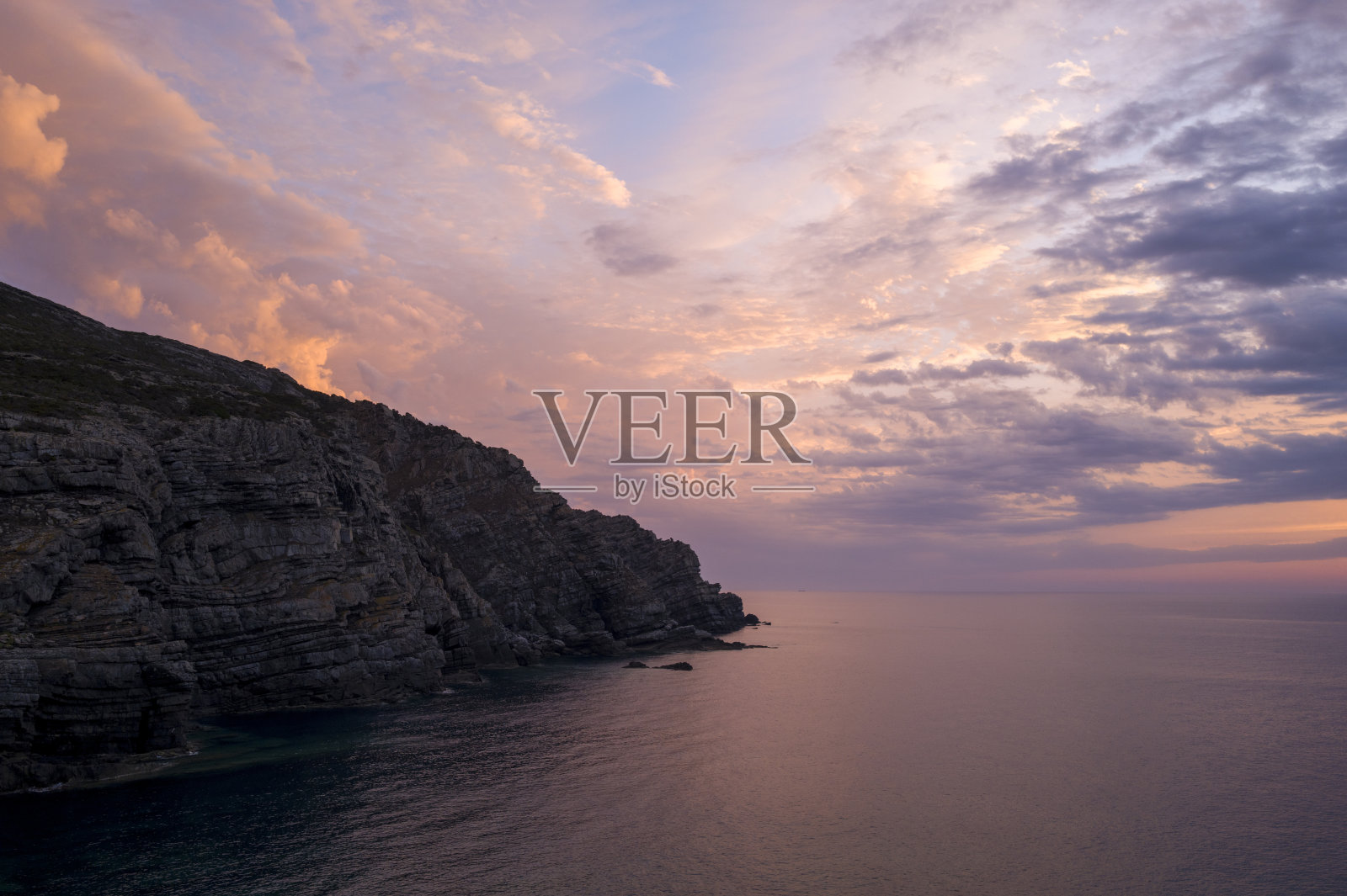 意大利撒丁岛斯廷蒂诺的悬崖在夏季阳光明媚的日落时分。照片摄影图片