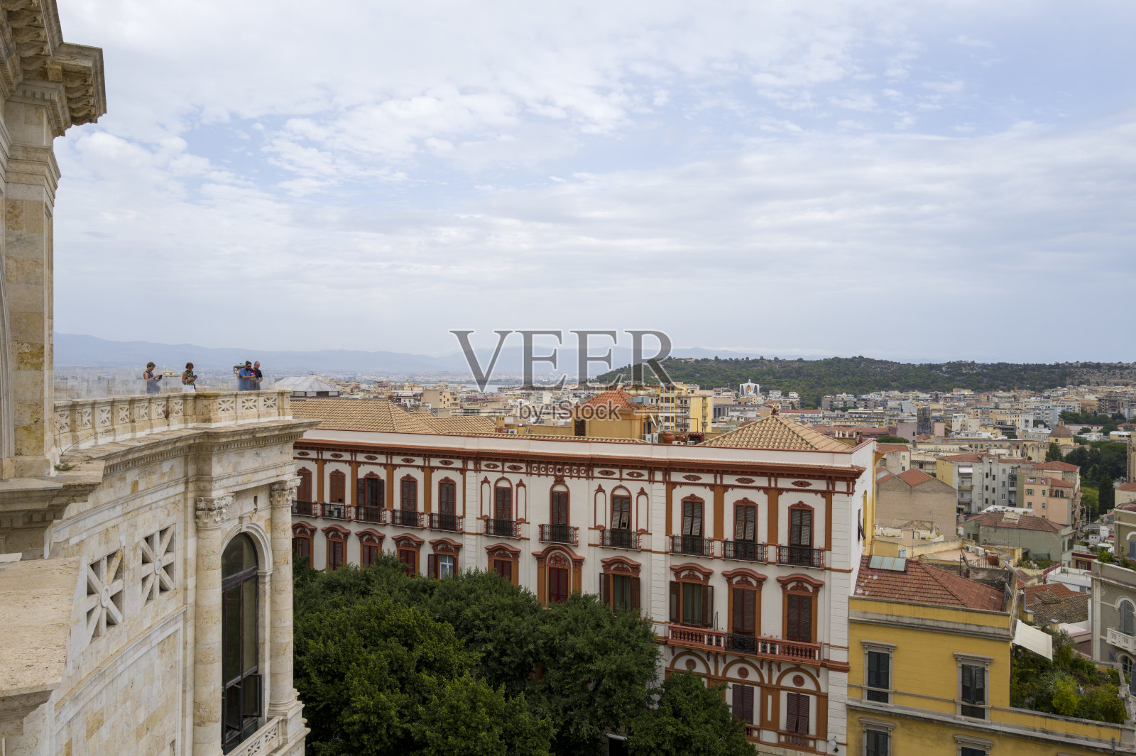 从卡利亚里圣雷米堡垒看到的城市中心，位于意大利撒丁岛的卡利亚里，夏季阳光明媚的日子。照片摄影图片