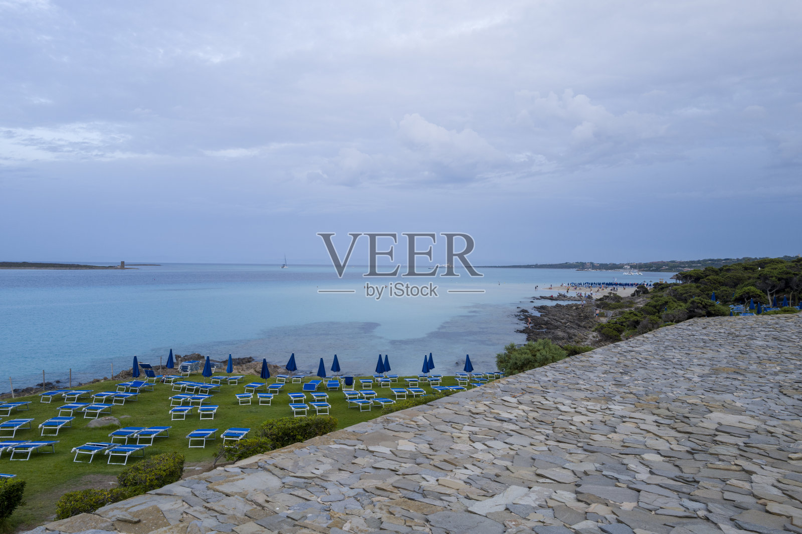 意大利撒丁岛斯廷蒂诺的拉佩洛萨海滩，夏季阳光明媚的一天。照片摄影图片