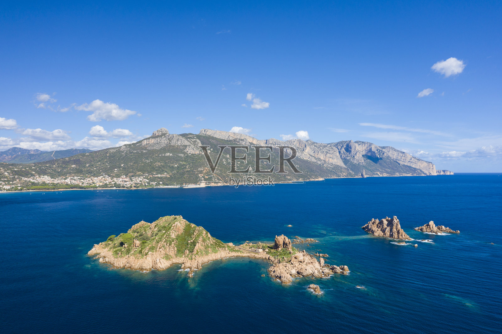 意大利撒丁岛洛佐赖的奥利亚斯特拉岛，夏季阳光明媚的日子。照片摄影图片