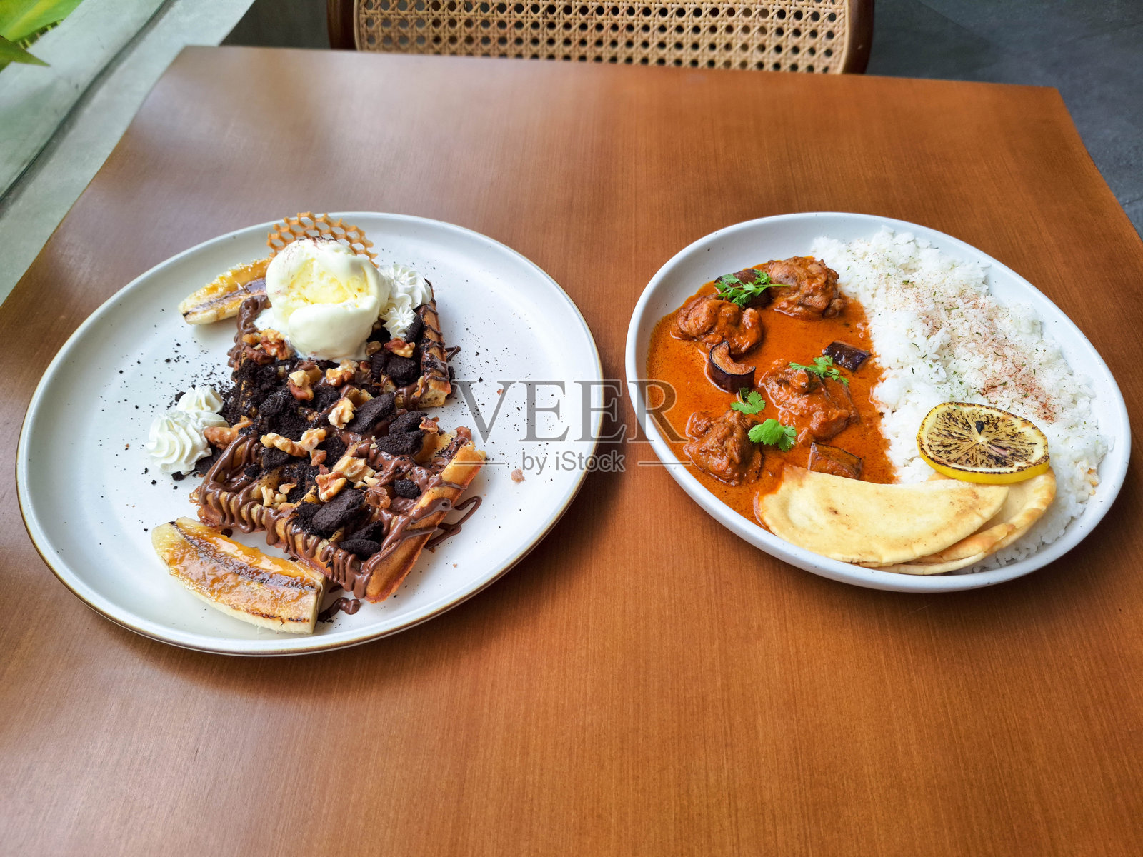 美味的比利时华夫饼配冰淇淋、香蕉、花生、饼干、珊瑚薄饼和巧克力酱。鸡肉提卡马萨拉配蒸米饭、印度鸡肉咖喱和皮塔饼。菜单。照片摄影图片