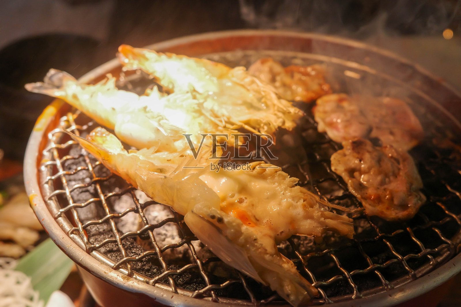 烤虾，炭火炉，烟雾，烤制照片摄影图片