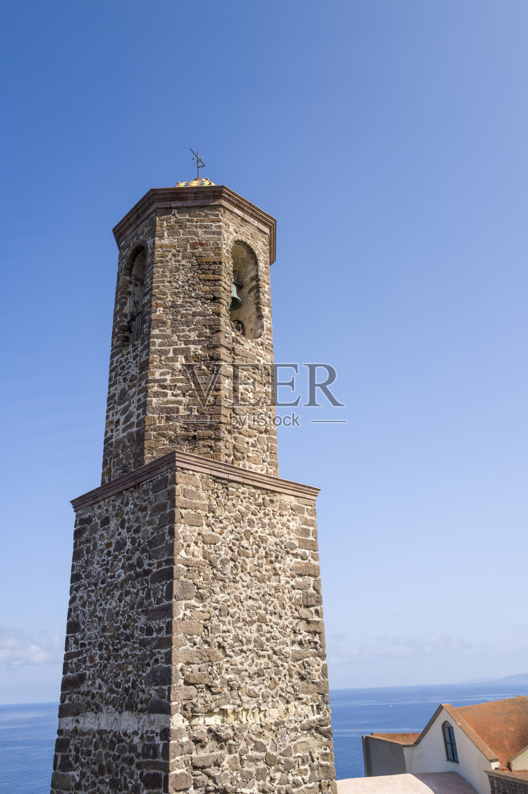 意大利撒丁岛卡斯特尔萨尔多大教堂的塔楼，夏季阳光明媚的日子。照片摄影图片